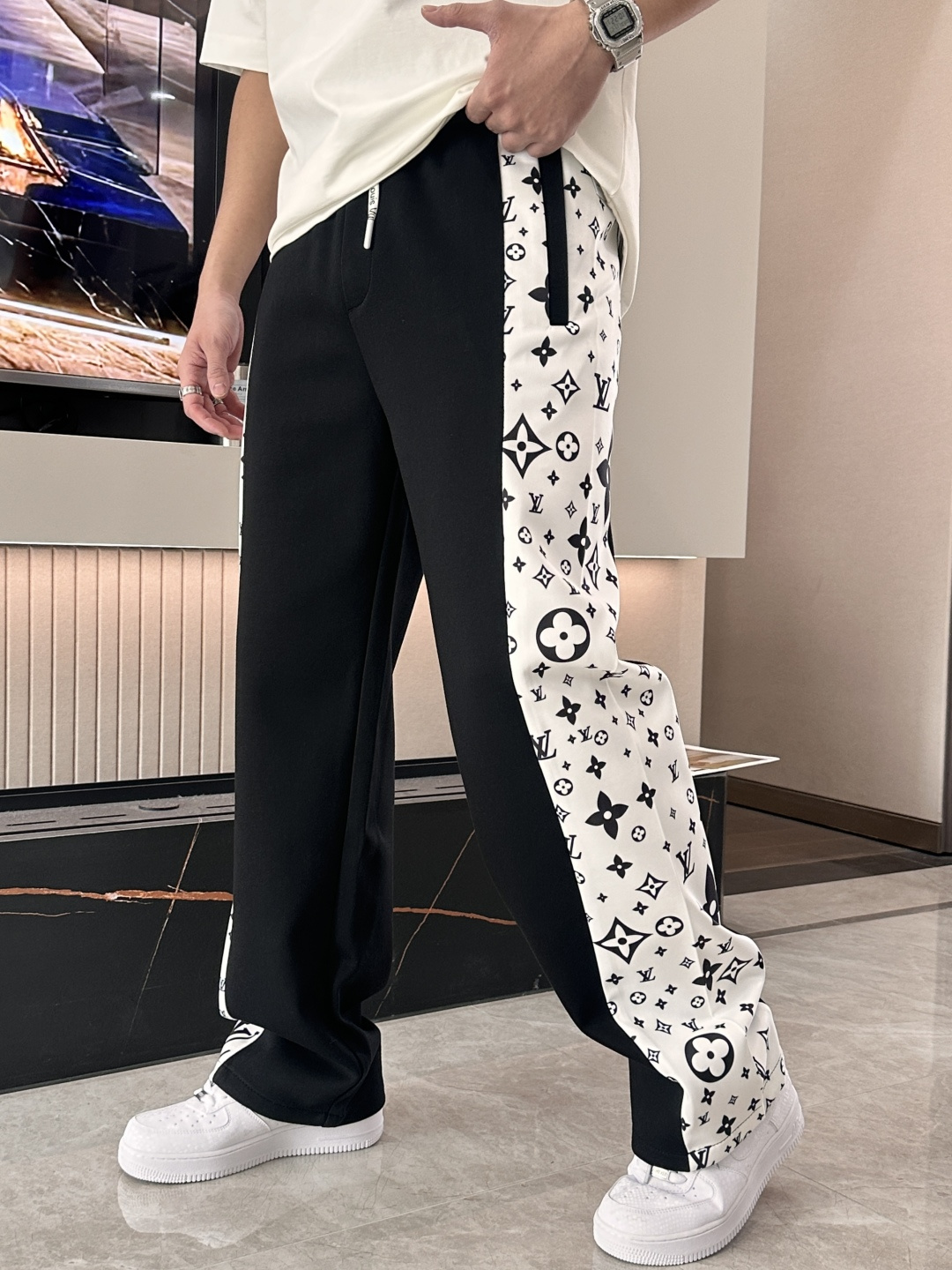 NO:733948,Lv 2026 spring new casual pants!  On sale simultaneously on the official website. The brand's classic LOGO casual pants, customized fabrics, excellent comfort, strong touch. Highly recognizable, perfect appearance and craftsmanship. Sizes M-3XL, Louis Vuitton,19860909Lv 2026春季新款休闲裤！官网同步发售.品牌经典LOGO休闲裤 ,定制面料,舒适度极好,手触感强烈.辨识度极高,完美品相工艺. 尺码M-3XL,,louis vuitton,,Men's clothing