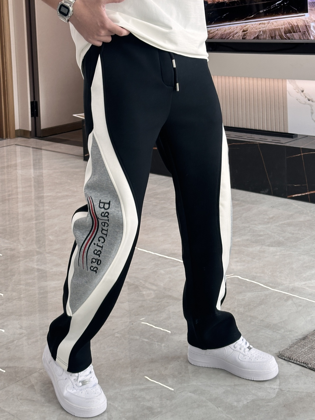 NO:733944,Balenciaga 2026 spring new casual pants!  On sale simultaneously on the official website. The brand's classic LOGO casual pants, customized fabrics, extremely comfortable, strong touch. Highly recognizable, perfect appearance and craftsmanship. Sizes M-3XL, balenciaga,19860909巴黎世家 2026春季新款休闲裤！官网同步发售.品牌经典LOGO休闲裤 ,定制面料,舒适度极好,手触感强烈.辨识度极高,完美品相工艺. 尺码M-3XL,,balenciaga,,Men's clothing