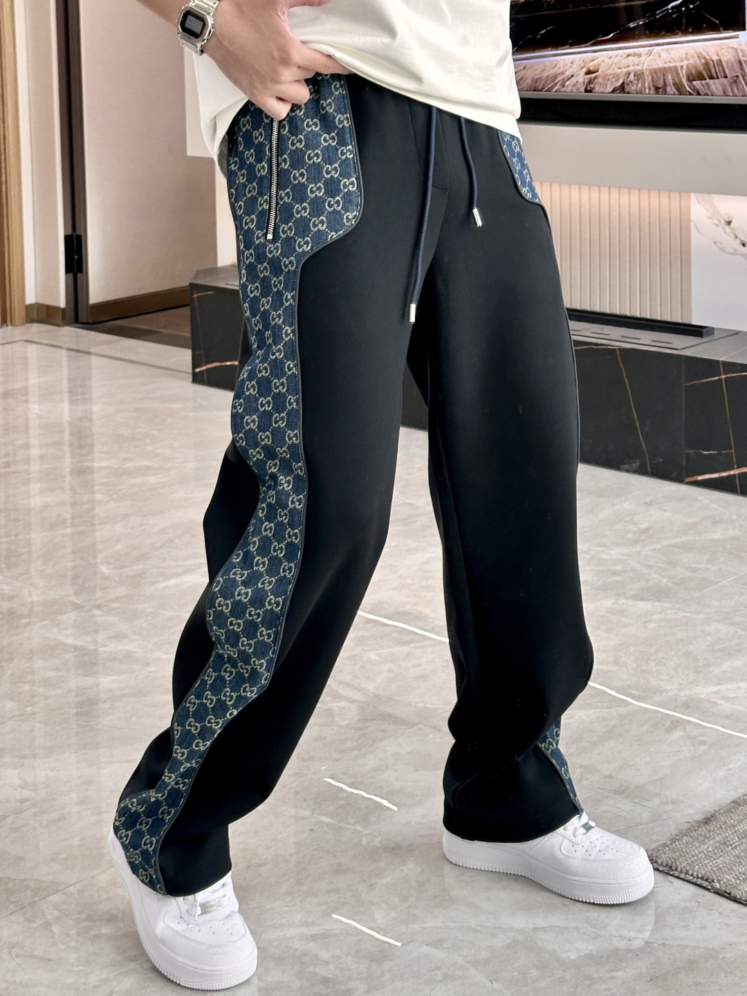 NO:733934,Gucc 2026 spring new casual pants!  On sale simultaneously on the official website. Brand classic LOGO casual pants, customized fabrics, excellent comfort, strong touch. Highly recognizable, perfect appearance and craftsmanship. Sizes M-3XL,,gucci,19860909Gucc 2026春季新款休闲裤！官网同步发售.品牌经典LOGO休闲裤 ,定制面料,舒适度极好,手触感强烈.辨识度极高,完美品相工艺. 尺码M-3XL,,gucci,,Men's clothing