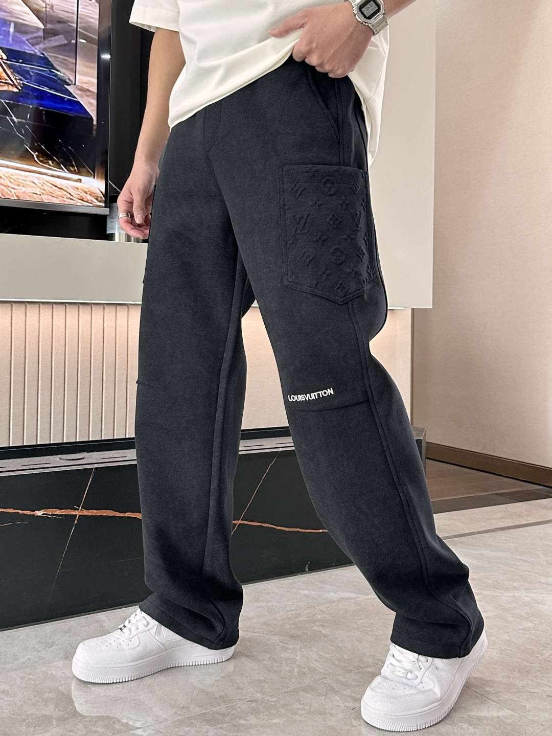 NO:733925,Lv2026 new spring casual pants!  On sale simultaneously on the official website. The brand's classic LOGO casual pants, customized fabrics, excellent comfort, strong touch. Highly recognizable, perfect appearance and craftsmanship. Sizes M-3XL, Louis Vuitton,19860909Lv2026春季新款休闲裤！官网同步发售.品牌经典LOGO休闲裤 ,定制面料,舒适度极好,手触感强烈.辨识度极高,完美品相工艺. 尺码M-3XL,,louis vuitton,,Men's clothing