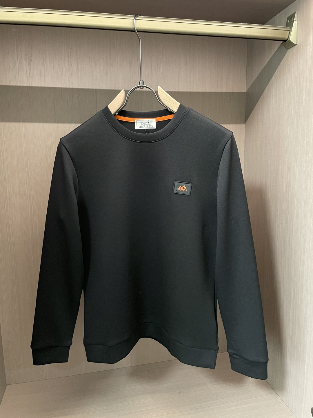 NO:625548,AIS round neck pullover sweatshirt; classic pullover for men and women, simple and elegant series of items, low-key, luxurious and versatile!  The sweatshirt is made of high-weight cotton fabrics supplied by customers. The lining is tight and very skin-friendly. It is arranged in an orderly manner. It feels super soft, delicate and comfortable, and the fabric texture is top-notch!  Low-key and highly recognizable, it highlights the brand’s unique fashion charm!  The upper body is a standard unisex style, which is super versatile and easy to wear. It can be easily worn by both men and women, creating the most simple and popular mainstream. Sizes m-xxxxl, hoodie, sweatshirts, alexander wang19860909爱仕 圆领套头卫衣；经典套头男女同款,简约大气系列单品,低调奢华大气百搭款！ 卫衣选用客供高克重棉质面料精制而成,内里紧密且既极具亲肤感的,井然有序的排列着,手感超级柔软细腻舒适,面料质感堪称顶级！低调且辨识度十足,彰显品牌独有的时尚魅力值！版型上身标准中性的款式,超级百搭好穿,男女都可轻松上身演绎,打造出最简约流行的主流 尺码m-xxxxl,,hoodie,sweatshirts,alexander wang,Men's clothing