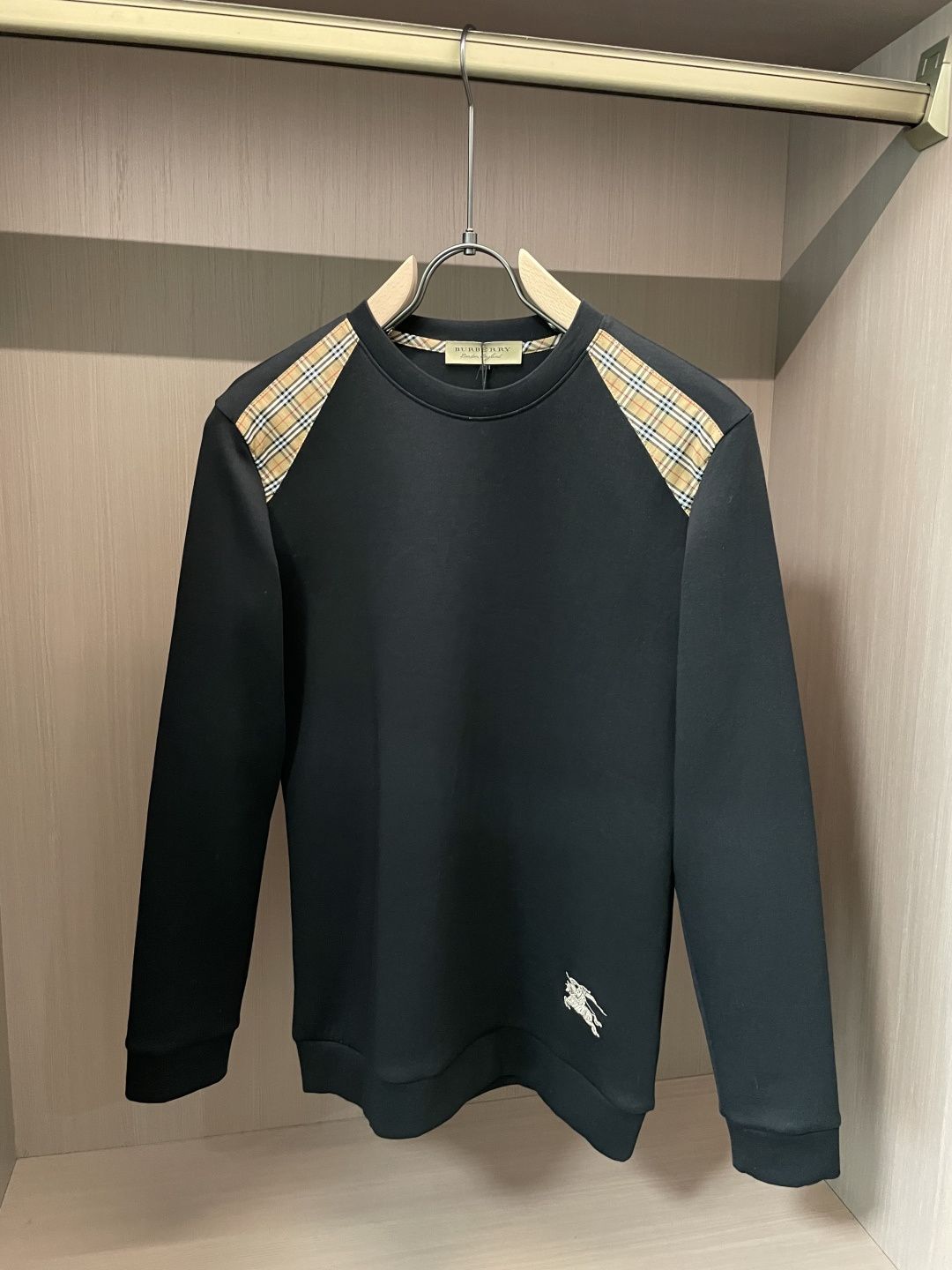 NO:625555,BUR round neck pullover sweatshirt; classic pullover for men and women, simple and elegant series of items, low-key, luxurious and versatile!  The sweatshirt is made of high-weight cotton fabrics supplied by customers. The lining is tight and very skin-friendly. It is arranged in an orderly manner. It feels super soft, delicate and comfortable, and the fabric texture is top-notch!  Low-key and highly recognizable, it highlights the brand’s unique fashion charm!  The upper body is a standard unisex style, which is super versatile and easy to wear. It can be easily worn by both men and women, creating the most simple and popular mainstream. Sizes m-xxxxl, burberry, hoodie, sweatshirts, alexander wang19860909BUR 圆领套头卫衣；经典套头男女同款,简约大气系列单品,低调奢华大气百搭款！ 卫衣选用客供高克重棉质面料精制而成,内里紧密且既极具亲肤感的,井然有序的排列着,手感超级柔软细腻舒适,面料质感堪称顶级！低调且辨识度十足,彰显品牌独有的时尚魅力值！版型上身标准中性的款式,超级百搭好穿,男女都可轻松上身演绎,打造出最简约流行的主流 尺码m-xxxxl,,burberry,hoodie,sweatshirts,alexander wang,Men's clothing