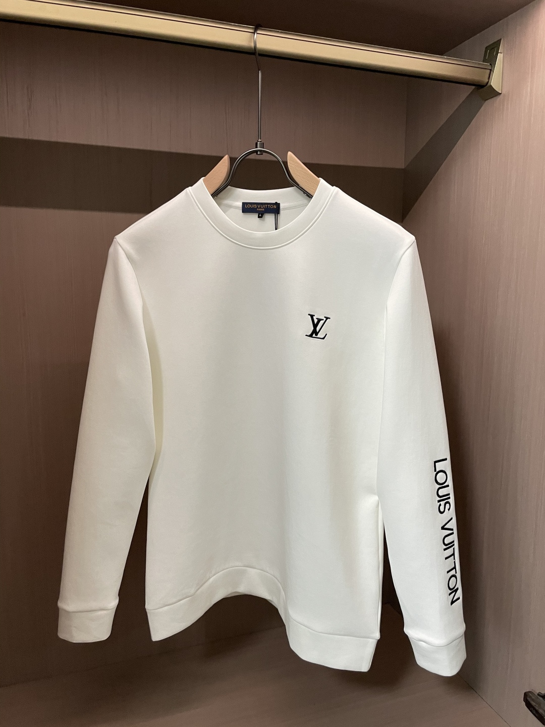 NO:625562,LV round neck pullover sweatshirt; classic pullover for men and women, simple and elegant series of items, low-key, luxurious and versatile!  The sweatshirt is made of high-weight cotton fabrics supplied by customers. The lining is tight and very skin-friendly. It is arranged in an orderly manner. It feels super soft, delicate and comfortable, and the fabric texture is top-notch!  Low-key and highly recognizable, it highlights the brand’s unique fashion charm!  The upper body is a standard unisex style, which is super versatile and easy to wear. It can be easily worn by both men and women, creating the most simple and popular mainstream. Sizes m-xxxxl, Louis Vuitton, hoodie, sweatshirts, alexander wang19860909Lv 圆领套头卫衣；经典套头男女同款,简约大气系列单品,低调奢华大气百搭款！ 卫衣选用客供高克重棉质面料精制而成,内里紧密且既极具亲肤感的,井然有序的排列着,手感超级柔软细腻舒适,面料质感堪称顶级！低调且辨识度十足,彰显品牌独有的时尚魅力值！版型上身标准中性的款式,超级百搭好穿,男女都可轻松上身演绎,打造出最简约流行的主流 尺码m-xxxxl,,louis vuitton,hoodie,sweatshirts,alexander wang,Men's clothing