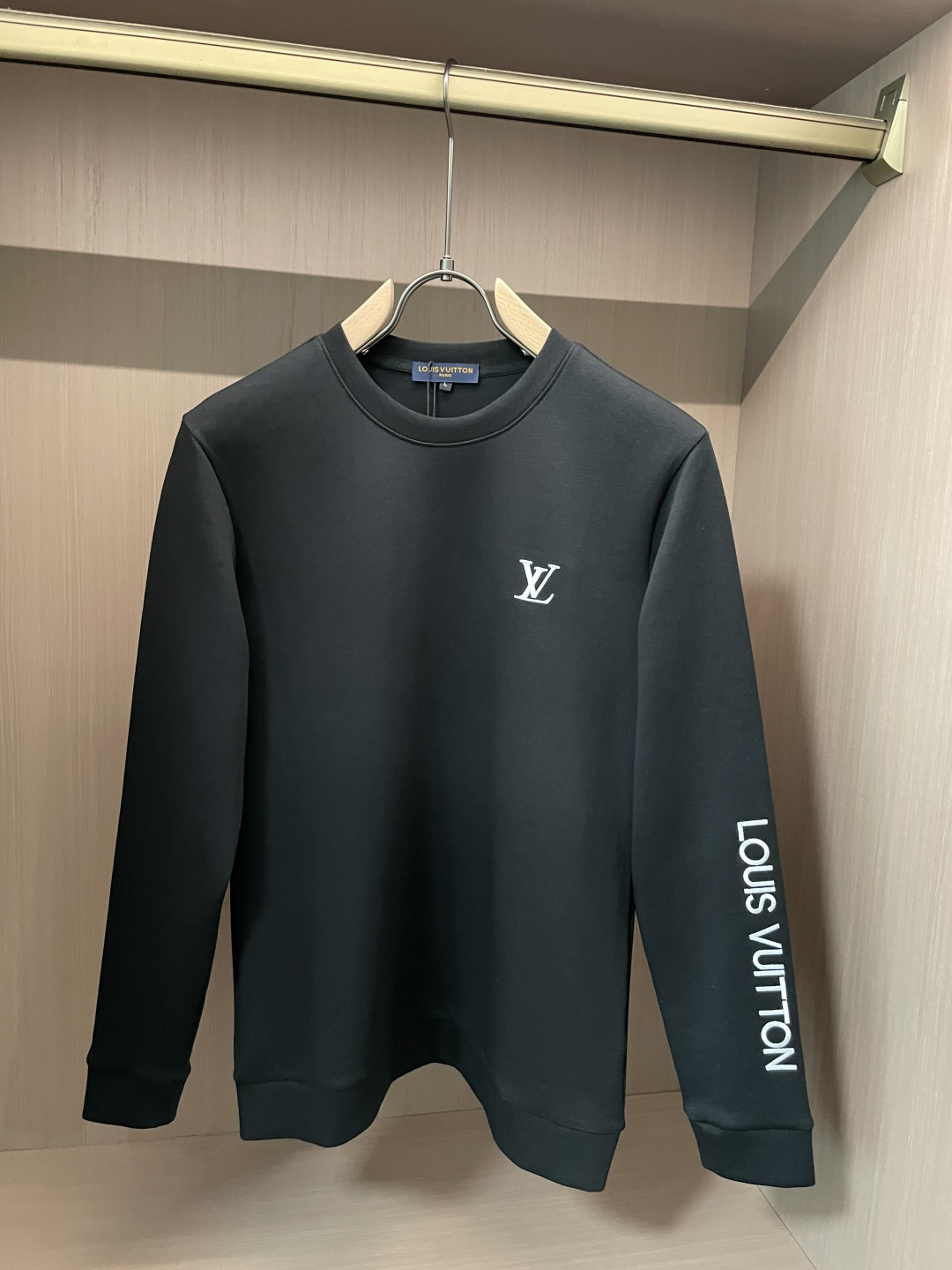 NO:625499,Lv. Round neck pullover sweatshirt; classic pullover for men and women, simple and elegant series of items, low-key, luxurious and versatile!  The sweatshirt is made of high-weight cotton fabrics supplied by customers. The lining is tight and very skin-friendly. It is arranged in an orderly manner. It feels super soft, delicate and comfortable, and the fabric texture is top-notch!  Low-key and highly recognizable, it highlights the brand’s unique fashion charm!  The upper body is a standard unisex style, which is super versatile and easy to wear. It can be easily worn by both men and women, creating the most simple and popular mainstream. Sizes m-xxxxl, Louis Vuitton, hoodie, sweatshirts, alexander wang19860909Lv. 圆领套头卫衣；经典套头男女同款,简约大气系列单品,低调奢华大气百搭款！ 卫衣选用客供高克重棉质面料精制而成,内里紧密且既极具亲肤感的,井然有序的排列着,手感超级柔软细腻舒适,面料质感堪称顶级！低调且辨识度十足,彰显品牌独有的时尚魅力值！版型上身标准中性的款式,超级百搭好穿,男女都可轻松上身演绎,打造出最简约流行的主流 尺码m-xxxxl,,louis vuitton,hoodie,sweatshirts,alexander wang,Men's clothing