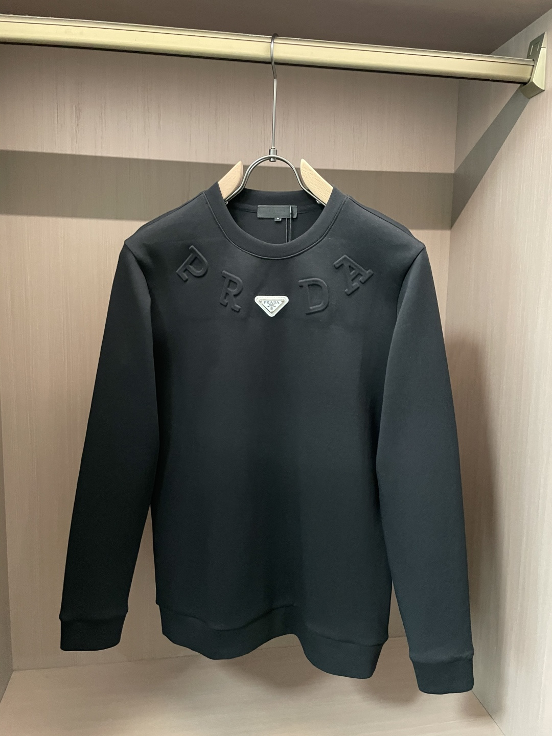 NO:625506,Prad round neck pullover sweatshirt; classic pullover for men and women, simple and elegant series of items, low-key, luxurious and versatile!  The sweatshirt is made of high-weight cotton fabrics supplied by customers. The lining is tight and very skin-friendly. It is arranged in an orderly manner. It feels super soft, delicate and comfortable, and the fabric texture is top-notch!  Low-key and highly recognizable, it highlights the brand’s unique fashion charm!  The upper body is a standard unisex style, which is super versatile and easy to wear. It can be easily worn by both men and women, creating the most simple and popular mainstream. Sizes m-xxxxl, prada, hoodie, sweatshirts, alexander wang19860909Prad 圆领套头卫衣；经典套头男女同款,简约大气系列单品,低调奢华大气百搭款！ 卫衣选用客供高克重棉质面料精制而成,内里紧密且既极具亲肤感的,井然有序的排列着,手感超级柔软细腻舒适,面料质感堪称顶级！低调且辨识度十足,彰显品牌独有的时尚魅力值！版型上身标准中性的款式,超级百搭好穿,男女都可轻松上身演绎,打造出最简约流行的主流 尺码m-xxxxl,,prada,hoodie,sweatshirts,alexander wang,Men's clothing