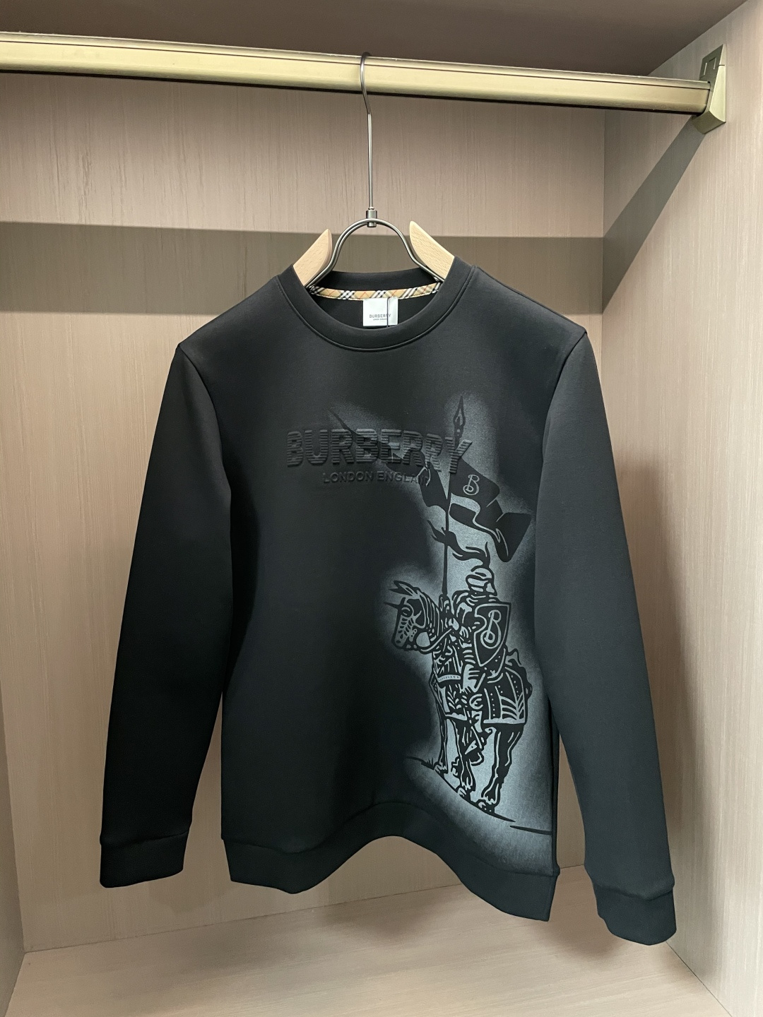 NO:625512,Bur round neck pullover sweatshirt; classic pullover for men and women, simple and elegant series of items, low-key, luxurious and versatile!  The sweatshirt is made of high-weight cotton fabrics supplied by customers. The lining is tight and very skin-friendly. It is arranged in an orderly manner. It feels super soft, delicate and comfortable, and the fabric texture is top-notch!  Low-key and highly recognizable, it highlights the brand’s unique fashion charm!  The upper body is a standard unisex style, which is super versatile and easy to wear. It can be easily worn by both men and women, creating the most simple and popular mainstream. Sizes m-xxxxl, burberry, hoodie, sweatshirts, alexander wang19860909Bur 圆领套头卫衣；经典套头男女同款,简约大气系列单品,低调奢华大气百搭款！ 卫衣选用客供高克重棉质面料精制而成,内里紧密且既极具亲肤感的,井然有序的排列着,手感超级柔软细腻舒适,面料质感堪称顶级！低调且辨识度十足,彰显品牌独有的时尚魅力值！版型上身标准中性的款式,超级百搭好穿,男女都可轻松上身演绎,打造出最简约流行的主流 尺码m-xxxxl,,burberry,hoodie,sweatshirts,alexander wang,Men's clothing