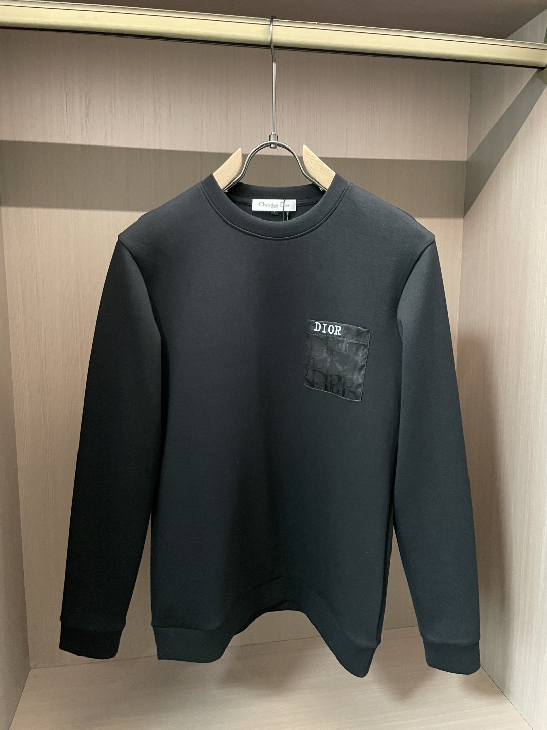 NO:625519,Dior round neck pullover sweatshirt; classic pullover for men and women, simple and elegant series of items, low-key, luxurious and versatile!  The sweatshirt is made of high-weight cotton fabrics supplied by customers. The lining is tight and very skin-friendly. It is arranged in an orderly manner. It feels super soft, delicate and comfortable, and the fabric texture is top-notch!  Low-key and highly recognizable, it highlights the brand’s unique fashion charm!  The upper body is a standard unisex style, which is super versatile and easy to wear. It can be easily worn by both men and women, creating the most simple and popular mainstream. Sizes m-xxxxl, dior, hoodie, sweatshirts, alexander wang19860909Dior 圆领套头卫衣；经典套头男女同款,简约大气系列单品,低调奢华大气百搭款！ 卫衣选用客供高克重棉质面料精制而成,内里紧密且既极具亲肤感的,井然有序的排列着,手感超级柔软细腻舒适,面料质感堪称顶级！低调且辨识度十足,彰显品牌独有的时尚魅力值！版型上身标准中性的款式,超级百搭好穿,男女都可轻松上身演绎,打造出最简约流行的主流 尺码m-xxxxl,,dior,hoodie,sweatshirts,alexander wang,Men's clothing