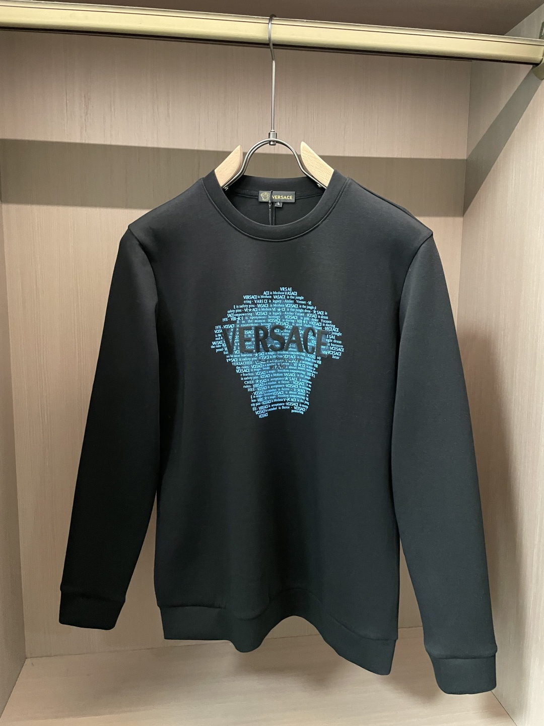 NO:625526,Versace round neck pullover sweatshirt; classic pullover for men and women, simple and elegant series of items, low-key, luxurious and versatile!  The sweatshirt is made of high-weight cotton fabrics supplied by customers. The lining is tight and very skin-friendly. It is arranged in an orderly manner. It feels super soft, delicate and comfortable, and the fabric texture is top-notch!  Low-key and highly recognizable, it highlights the brand’s unique fashion charm!  The upper body is a standard unisex style, which is super versatile and easy to wear. It can be easily worn by both men and women, creating the most simple and popular mainstream. Sizes m-xxxxl, versace, hoodie, sweatshirts, alexander wang19860909范思哲 圆领套头卫衣；经典套头男女同款,简约大气系列单品,低调奢华大气百搭款！ 卫衣选用客供高克重棉质面料精制而成,内里紧密且既极具亲肤感的,井然有序的排列着,手感超级柔软细腻舒适,面料质感堪称顶级！低调且辨识度十足,彰显品牌独有的时尚魅力值！版型上身标准中性的款式,超级百搭好穿,男女都可轻松上身演绎,打造出最简约流行的主流 尺码m-xxxxl,,versace,hoodie,sweatshirts,alexander wang,Men's clothing