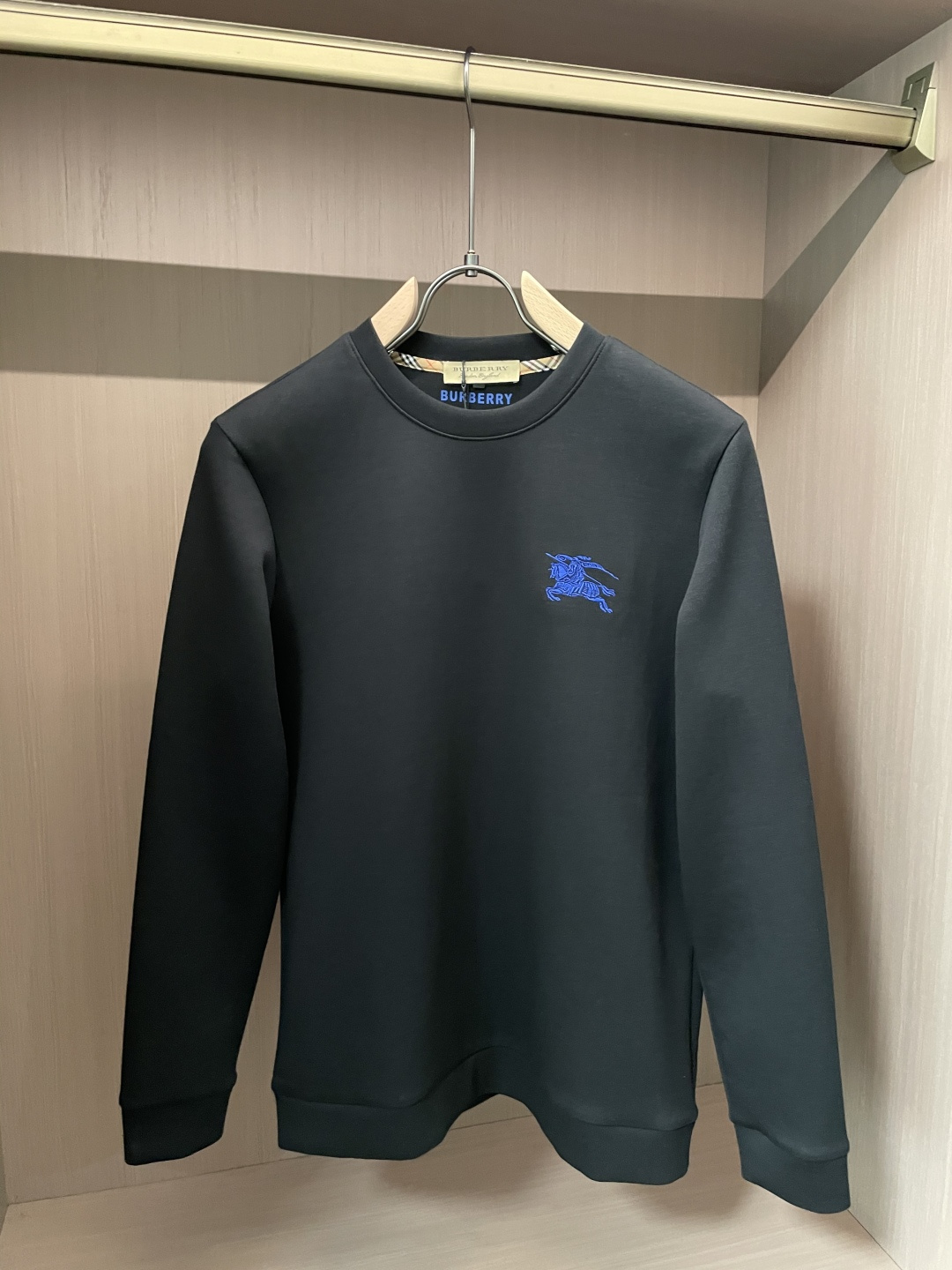 NO:625534,Bur round neck pullover sweatshirt; classic pullover for men and women, simple and elegant series of items, low-key, luxurious and versatile!  The sweatshirt is made of high-weight cotton fabrics supplied by customers. The lining is tight and very skin-friendly. It is arranged in an orderly manner. It feels super soft, delicate and comfortable, and the fabric texture is top-notch!  Low-key and highly recognizable, it highlights the brand’s unique fashion charm!  The upper body is a standard unisex style, which is super versatile and easy to wear. It can be easily worn by both men and women, creating the most simple and popular mainstream. Sizes m-xxxxl, burberry, hoodie, sweatshirts, alexander wang19860909Bur 圆领套头卫衣；经典套头男女同款,简约大气系列单品,低调奢华大气百搭款！ 卫衣选用客供高克重棉质面料精制而成,内里紧密且既极具亲肤感的,井然有序的排列着,手感超级柔软细腻舒适,面料质感堪称顶级！低调且辨识度十足,彰显品牌独有的时尚魅力值！版型上身标准中性的款式,超级百搭好穿,男女都可轻松上身演绎,打造出最简约流行的主流 尺码m-xxxxl,,burberry,hoodie,sweatshirts,alexander wang,Men's clothing