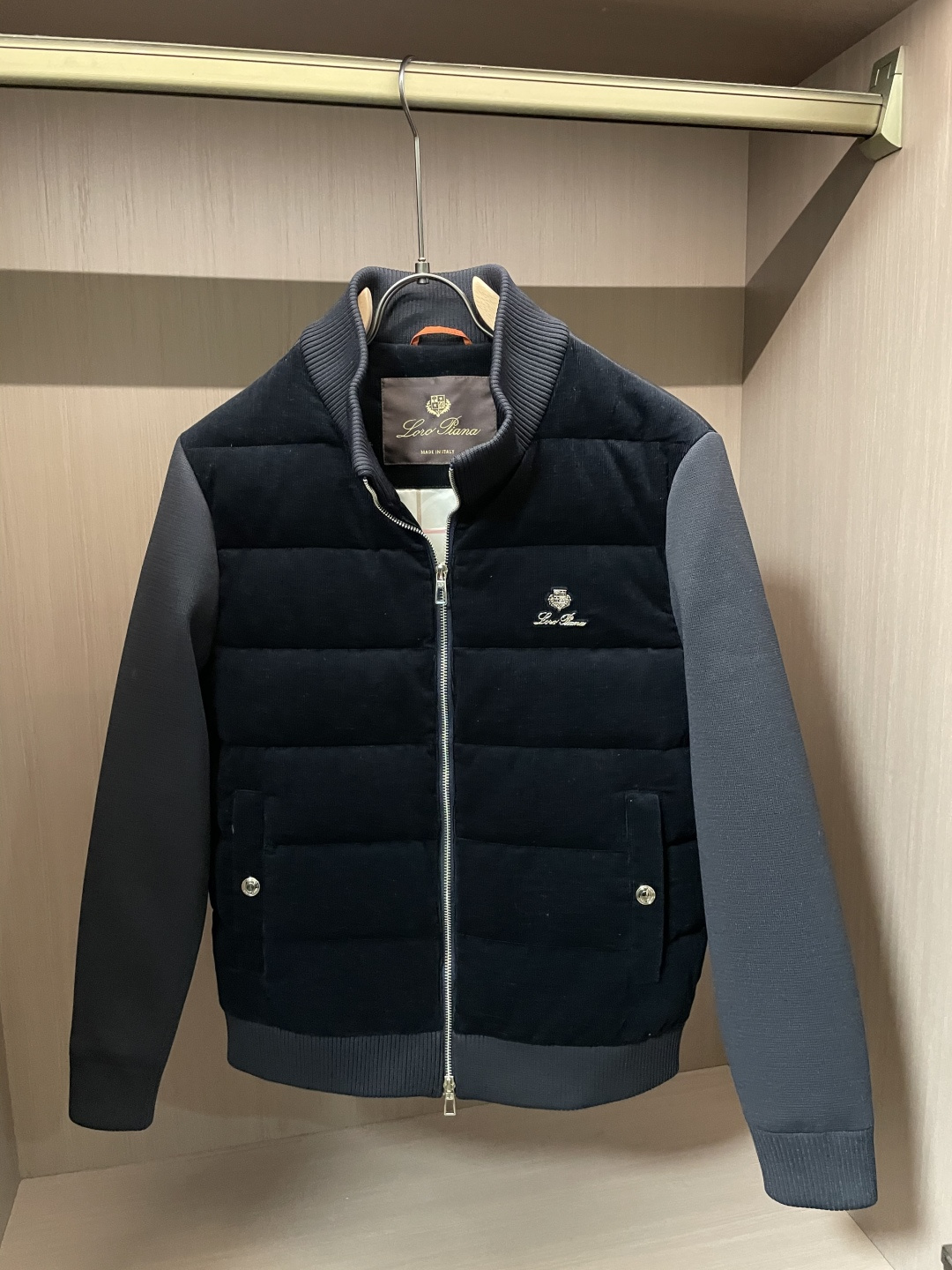 NO:625542,FW new autumn and winter imported corduroy fabric spliced ​​stand-collar down jacket, men's metal badge decoration casual and versatile zipper down jacket jacket!  Trading company channels are rare and available on the official website simultaneously!  LP's new down jacket is a winter masterpiece that combines many advantages. With its unique fabric splicing, exquisite detail design and excellent thermal performance, it has become the favorite of many fashion lovers!  This down jacket is made of imported corduroy fabric. The corduroy surface has a unique vertical stripe texture. It feels thick and soft, giving people a warm and solid touch!  The sleeves and back panel are spliced ​​with knitted fabric. This clever design instantly injects fashionable vitality into the entire down jacket!  Knitted fabric has good elasticity and can perfectly fit the body curve, allowing the wearer to move more freely!  Its combination with corduroy fabric forms a sharp material contrast, which not only enriches the visual layering, but also breaks the monotony of traditional down jackets!  The iconic plaid lining inside comes into view. The classic plaid pattern is full of British style, adding elegance and sophistication to this down jacket!  The interior is filled with national standard 90 white duck down. This high-quality duck down has excellent thermal insulation properties. Each duck down is light and fluffy, and can effectively lock in the air and form a warm insulation layer!  In terms of details, this down jacket is even more perfect!  The metal badge decoration on the chest is like a bright star, dotted in the center of the down jacket. The design of the badge is exquisite and unique. It may be the iconic element of the brand, or it may be a pattern with special meaning!  This small badge not only enhances the fashion sense of the entire down jacket, but also highlights the unique taste of the wearer!  The brand-engraved metal zipper magnetic buckles on the placket and pockets are the highlight of the details!  The metal zipper is smooth and durable, and you can feel its texture and quality every time you pull it!  Fitted design, neither too loose and bloated, nor too tight to restrict movement!  Fitted tailoring can perfectly show off the wearer's body curves, allowing you to keep warm while showing confidence and charm!  White/Navy Blue/Coffee, three colors available!  Size 48-56 Size 48 has shoulder width 45cm - chest 110cm - dress length 63cm - sleeve length 60cm Size 50 has shoulder width 46cm - chest 114cm - dress length 64cm - sleeve length 61cm Size 52 has shoulder width 47cm - chest 118cm - dress length 66cm - sleeve length 62cm  Size 54 has shoulder width 48cm - bust 122cm - dress length 68cm - sleeve length 64cm. Size 56 has shoulder width 49cm - chest 126cm - dress length 70cm - sleeve length 66cm. Size recommendation (standard version). Height 174-140 catties, try on size 50!  Boys weighing less than 130 pounds should choose size 48, 130-142 pounds should choose size 50, 142-155 pounds should choose size 52, 155-168 pounds should choose size 54, and 168-183 pounds should choose size 56!  ,,loro piana,jackets & coats,jackets & coats,down jacket,alexander wang19860909FW秋冬新款进口灯芯绒面料拼接立领羽绒夹克,男士金属徽章装饰休闲百搭拉链羽绒服夹克外套！贸易公司渠道稀出,同步官网发售！LP新款羽绒服奉献,一款集众多优点于一身的冬日佳作,它以其独特的面料拼接、精致的细节设计以及出色的保暖性能,成为了众多时尚爱好者的心头好！ 该羽绒服采用客供进口灯芯绒面料,灯芯绒表面独特的竖条纹纹理,摸上去它的质感厚实且柔软,给人带来一种温暖而踏实的触感！而衣袖及后幅则采用了针织面料进行拼接,这一巧妙的设计瞬间为整件羽绒服注入了时尚的活力！针织面料具有良好的弹性,能够完美贴合身体曲线,让穿着者在活动时更加自如！它与灯芯绒面料的搭配,形成了鲜明的材质对比,既丰富了视觉层次感,又打破了传统羽绒服的单调感！内里标志性的格纹内衬映入眼帘,经典的格纹图案,充满了英伦风情,为这件羽绒服增添了一份优雅与精致！内里搭配的是国标90白鸭绒填充,这种高品质的鸭绒具有极佳的保暖性能,每一朵鸭绒都轻盈而蓬松,能够有效地锁住空气,形成一个温暖的隔热层！ 在细节方面,这款羽绒服更是做到了极致！胸前金属徽章装饰宛如一颗璀璨的星星,点缀在羽绒服的中央,徽章的设计精致而独特,它可能是品牌的标志性元素,也可能是具有特殊意义的图案！这个小小的徽章不仅提升了整件羽绒服的时尚感,还彰显了穿着者的独特品味！门襟及口袋处的品牌刻印金属拉链磁吸扣,更是细节中的亮点！金属拉链顺滑而耐用,每一次拉动都能感受到它的质感与品质！合身版型设计,既不会过于宽松而显得臃肿,也不会过于紧身而限制活动！合身的剪裁能够完美地展现出穿着者的身材曲线,让你在保暖的同时,也能展现出自信与魅力！白色/藏青/咖色,三色入！尺码48-56 48码肩宽45cm-胸围110cm-衣长63cm-袖长60cm  50码肩宽46cm-胸围114cm-衣长64cm-袖长61cm  52码肩宽47cm-胸围118cm-衣长66cm-袖长62cm  54码肩宽48cm-胸围122cm-衣长68cm-袖长64cm  56码肩宽49cm-胸围126cm-衣长70cm-袖长66cm 尺码推荐（标准版型） 身高174-140斤,试穿50码合适！ 男生体重130斤以内选择48码,130-142斤选择50码,142-155斤选择52码,155-168斤选择54码,168-183斤选择56码！,,loro piana,jackets & coats,jackets & coats,down jacket,alexander wang,Men's clothing