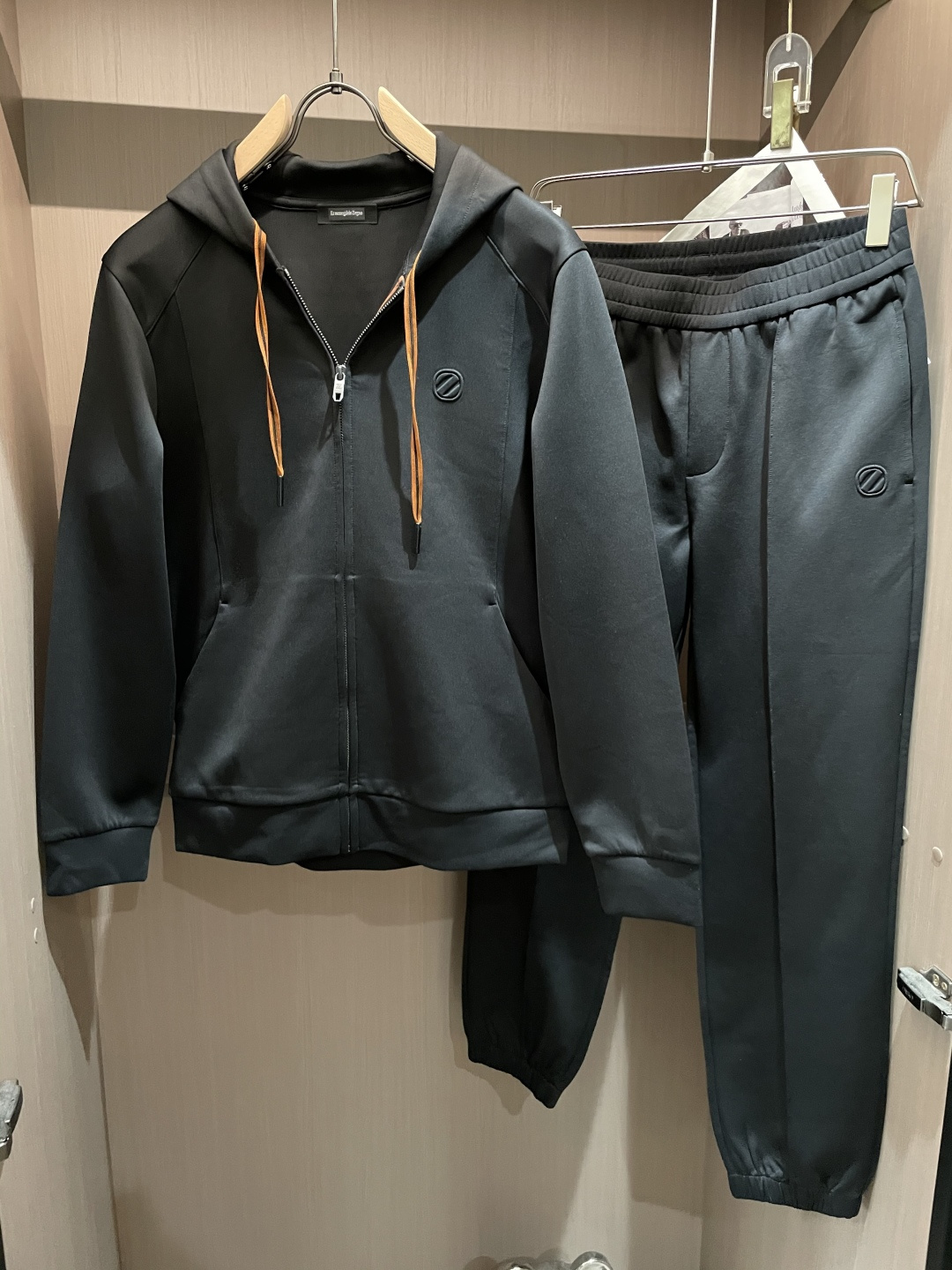 NO:644561,Jenny* suit version M-XXXl  The 2025 Autumn and Winter trendy brand suits are mainly decorated with simple coffee-colored letter offset printing and cleverly incorporates classic zipper elements to break the monotony of traditional suits and highlight individuality and uninhibitedness. The three-dimensional tailoring fits the body shape and the design is neat and stylish. It can easily lengthen the leg lines and create a casual and free casual style. Excellent  The high-quality fabric is crisp and wear-resistant, with both breathability and comfort, making it suitable for daily outings or light outdoor scenes. The detailed webbing embellishments add a fashionable texture. Whether it is a casual look with T-shirts and jeans, or a mixed style with layers, it can be easily managed. It is an indispensable fashion item in the autumn and winter transition seasons.  Available now for sale M-XXXL,,zegna,jeans,tees,t-shirt,alexander wang19860909杰尼*套装版型M-XXXl 2025秋冬潮牌套装,以简约咖色字母胶印点缀为主调,巧妙融入经典拉链元素,打破传统套装的单调感,彰显个性与不羁.立体剪裁贴合身形,设计利落有型,轻松拉长腿部线条,打造随性洒脱的休闲风格.优质面料挺括耐磨,兼具透气性与舒适感,适合日常出街或轻户外场景.细节织带点缀,增添时尚质感,无论是搭配T恤牛仔裤的休闲look,还是叠的混搭风,都能轻松驾驭,是秋冬过渡季不可或缺的时尚单品. 现货发售发售M-XXXL,,zegna,jeans,tees，t-shirt,alexander wang,Men's clothing