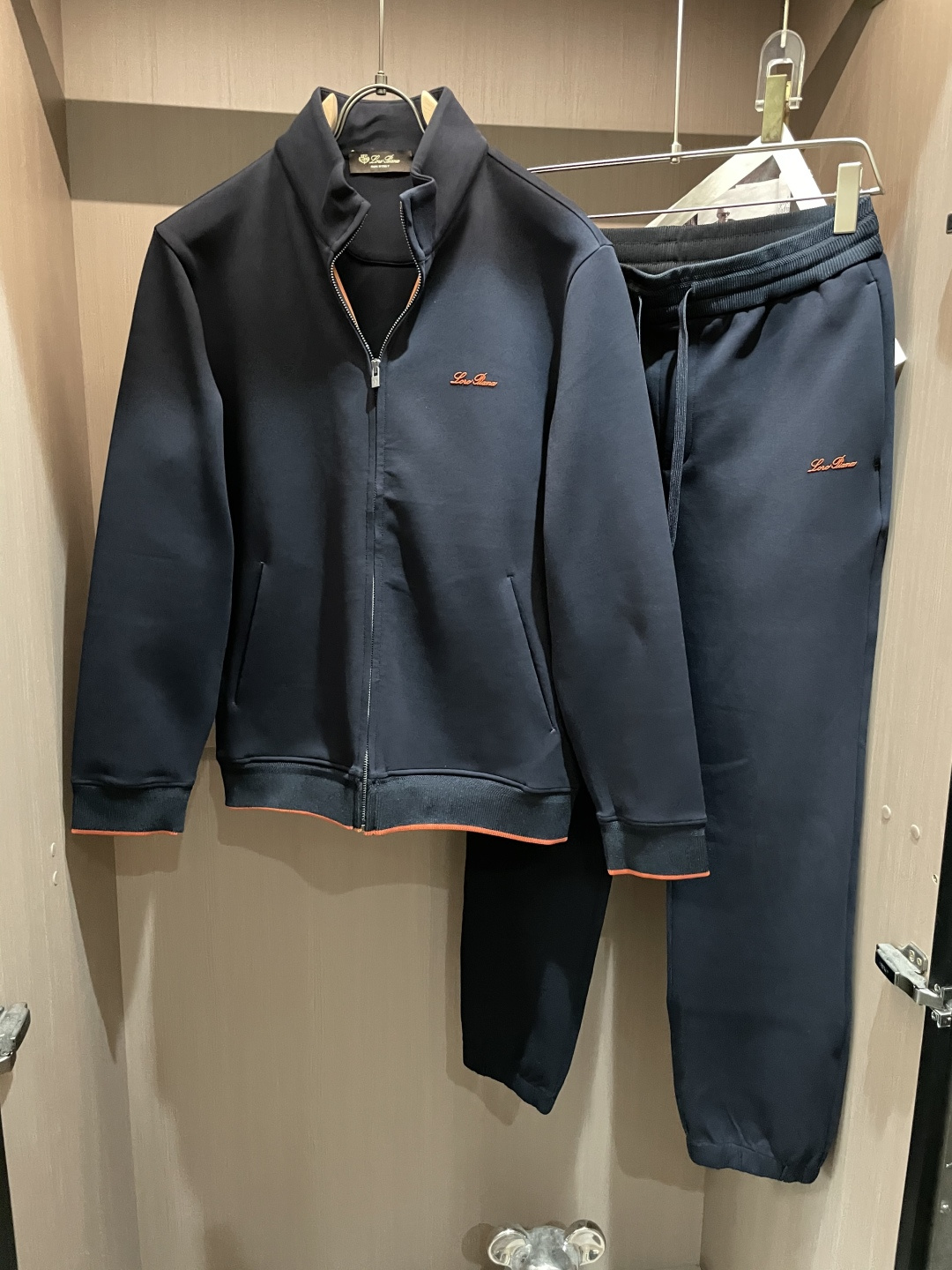 NO:644563,Lp* suit version M-XXXl  The 2025 Autumn and Winter trendy brand suits are mainly decorated with simple coffee-colored letter offset printing and cleverly incorporates classic zipper elements to break the monotony of traditional suits and highlight individuality and uninhibitedness. The three-dimensional tailoring fits the body shape and the design is neat and stylish. It can easily lengthen the leg lines and create a casual and free casual style. Excellent  The high-quality fabric is crisp and wear-resistant, with both breathability and comfort, making it suitable for daily outings or light outdoor scenes. The detailed webbing embellishments add a fashionable texture. Whether it is a casual look with T-shirts and jeans, or a mixed style with layers, it can be easily managed. It is an indispensable fashion item in the autumn and winter transition seasons.  Available now for sale M-XXXL,,loro piana,jeans,tees,t-shirt,alexander wang19860909Lp*套装版型M-XXXl 2025秋冬潮牌套装,以简约咖色字母胶印点缀为主调,巧妙融入经典拉链元素,打破传统套装的单调感,彰显个性与不羁.立体剪裁贴合身形,设计利落有型,轻松拉长腿部线条,打造随性洒脱的休闲风格.优质面料挺括耐磨,兼具透气性与舒适感,适合日常出街或轻户外场景.细节织带点缀,增添时尚质感,无论是搭配T恤牛仔裤的休闲look,还是叠的混搭风,都能轻松驾驭,是秋冬过渡季不可或缺的时尚单品. 现货发售发售M-XXXL,,loro piana,jeans,tees，t-shirt,alexander wang,Men's clothing