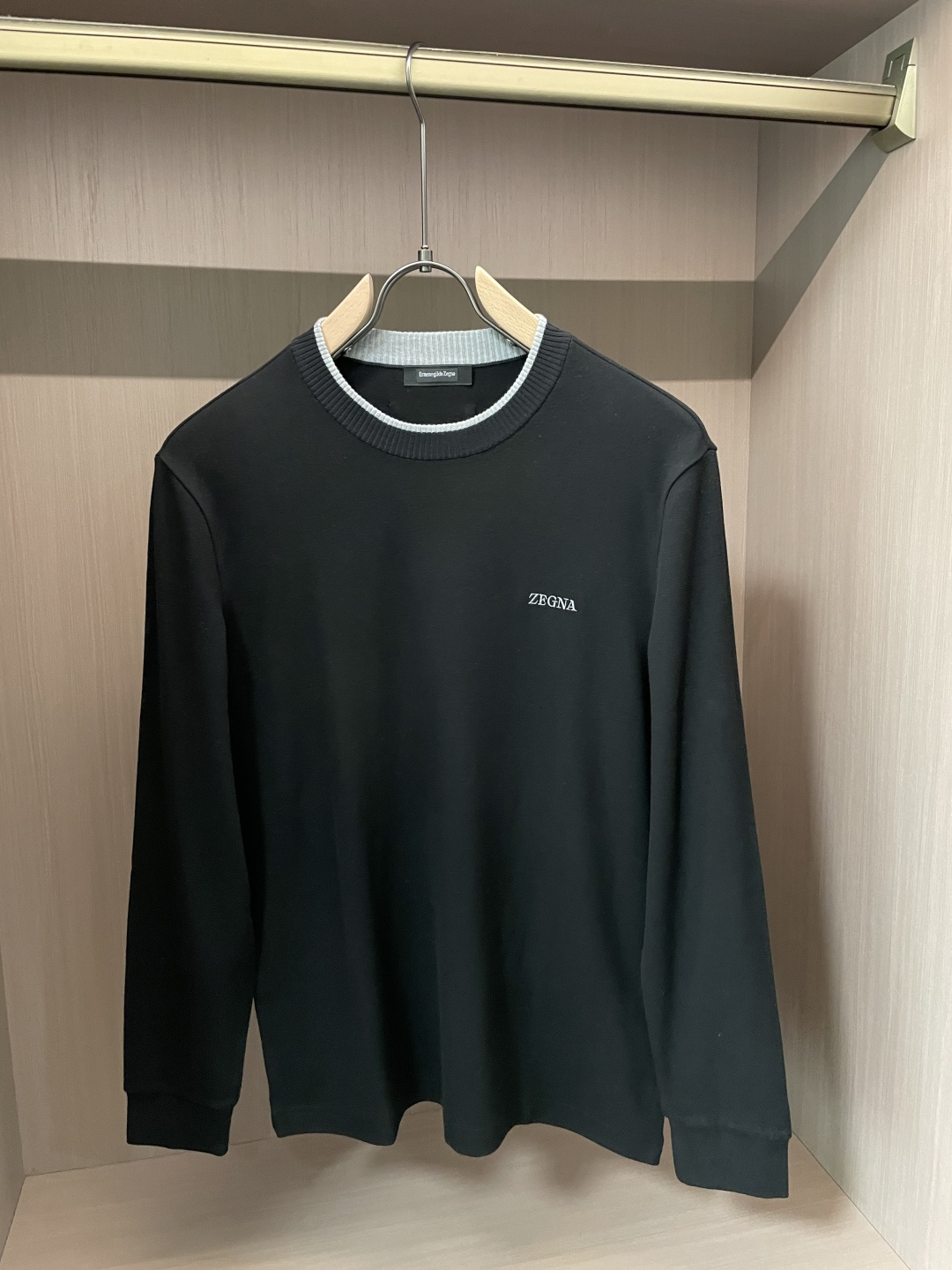 NO:644565,Ermenegildo Zegna's 2025 autumn and winter new long-sleeved, customized fabrics, unique craftsmanship logo, excellent comfort and breathability, soft, wrinkle-resistant, elastic and drapey. Whether worn alone or worn inside, it is very handsome. It pursues luxury, noble and elegant style, and creates extraordinary men's taste. The visual effect is very good, the grade is very high, simple and fashionable, a must-have choice for leisure and business!  Size M-3XL,,zegna,alexander wang19860909杰尼亚 2025秋冬新款长袖,定制面料,独特工艺logo,舒适性与透气性兼优,柔软抗皱弹性和垂性极佳,无论是单穿或是内搭都是帅气十足,追求奢华高贵优雅风范,打造不凡男士品味,视觉效果非常赞,档次极高,简约时尚,休闲商务必备之选！ 码数M-3XL,,zegna,alexander wang,Men's clothing