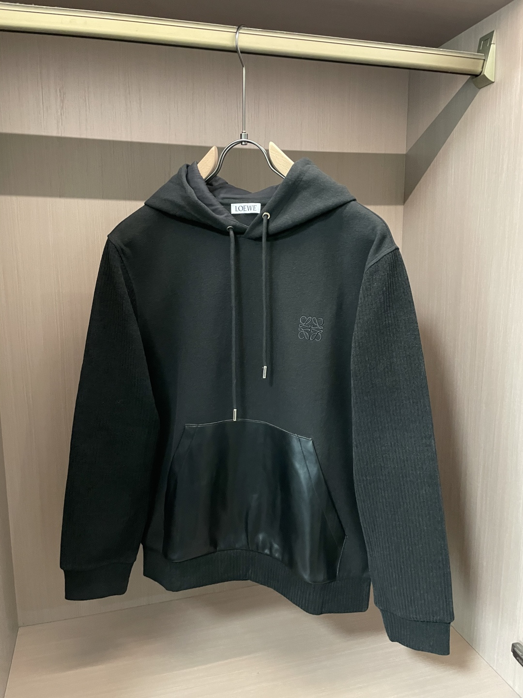 NO:644567,Loewe 2025 Autumn and Winter Wool blended pullover knitted sweatshirt. The classic embroidery is very bright. The details highlight the texture. The overall design of the upper body is fashionable and gives a modern feel. It is tailored and the collar slightly fits the neck, making the overall upper body more youthful and fashionable. The fabric is made of custom-woven wool blended material. It has the characteristics of easy care. The surface has a wool texture. The upper body is comfortable and warm. It looks high-end and has a good crisp feeling.  M-3XL,,loewe,hoodie,sweatshirts,alexander wang19860909罗意威 2025秋冬 羊毛混纺套头针织卫衣 经典刺绣很有亮点 细节上凸显质感 整体设计上身时尚而赋予现代气息感合体的剪裁,领口微微贴合颈部,让整体上身更显年轻时尚 , 面料采用客供定织羊毛混纺材质 有着易打理的特点 表面有着羊毛质感 上身舒适保暖 ,显高档的同时 又有很好挺括感码 M-3XL,,loewe,hoodie,sweatshirts,alexander wang,Men's clothing