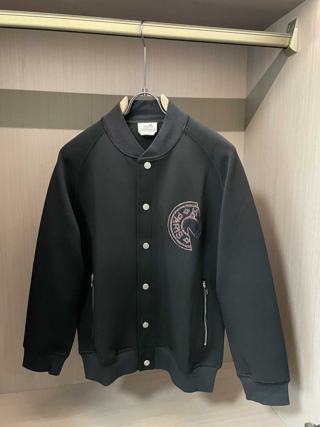 NO:644569,Hermès 2025 autumn and winter new style, low-key luxury baseball, every detail of the workmanship is exquisitely handled. The saddle nail embroidery theme on the chest seems simple, the workmanship is complicated, and the finished product is exquisite. Placket buttons, logo letter details, zipper pocket design on both sides, shoulder sleeves. The fitted version can feel the theme on the upper body, which brings youth and fashion sophistication. Slightly wide tailoring, velvet lining Austrian modal fiber, good wrinkle resistance, soft and comfortable, comfortable and friendly  The soft, breathable and warm fabric has a good backbone overall, and the overall upper body is tall and stylish. M-3XL, hermes, alexander wang19860909爱马仕 2025秋冬新款,低调奢华棒球,做工每一处细节都处理的很精致 胸口马鞍钉刺绣主题 看似简单 做工繁琐 成品精致 门襟纽扣 标志字母细节 两侧拉链口袋设计 溜肩袖 合体的版型上身就能体会主题带来年轻与时尚精致感, 微阔的剪裁 ,加绒内衬奥地利莫代尔纤维 抗皱性佳入手柔软舒适,亲 肤爽滑透气保暖面料整体又有着很好的骨干,整体上身挺拔有型 M-3XL,,hermes,alexander wang,Men's clothing