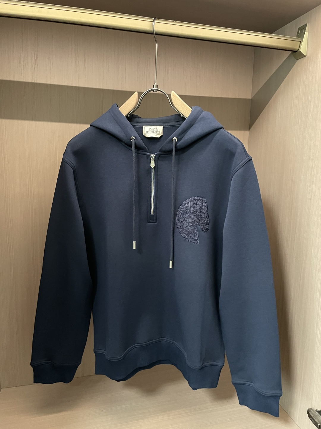 NO:644571,Hermès 2025 autumn and winter new men's hooded sweatshirt. Easy to put on and take off. Zipper collar hooded style. The latest saddle nail embroidery theme design on the chest. Fitted version. The fabric uses a brushed air layer. It is known as a breathable fabric. Through the structural design, it adopts an inner, middle and outer three-piece fabric structure to form an air interlayer in the fabric. It has good fluffiness.  It feels Q-elastic. It can form a still air layer to achieve the thermal insulation effect. It has good anti-wrinkle properties. It is soft and comfortable, skin-friendly, smooth, breathable and warm. The overall fabric has a good backbone, making the overall upper body tall and stylish!  Try on M-3XL, hermes, hoodie, sweatshirts, hats, alexander wang19860909爱马仕 2025秋冬新品男士连帽款卫衣 穿脱方便拉链衣领连帽款式 胸口最新马鞍钉刺绣主题设计 合体的版型 面料采用磨毛空气层 被誉为会呼吸的面料,通过结构设计采用里、中、外三片的织物结构,从而在织物中形成空气夹层 .蓬松性好 手感Q弹力.以形成静止空气层,从而达到保暖效果,抗皱性佳入手柔软舒适,亲 肤爽滑透气保暖面料整体又有着很好的骨干,整体上身挺拔有型！试穿M-3XL,,hermes,hoodie,sweatshirts,hats,alexander wang,Men's clothing