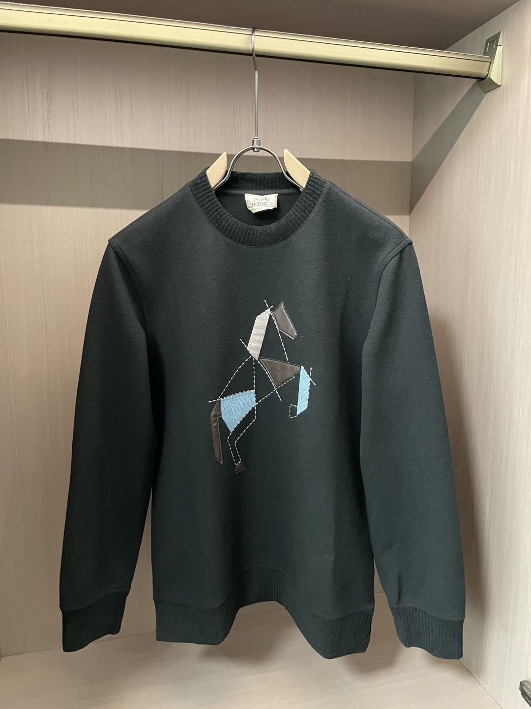 NO:644575,Hermès 2025 autumn new style, the latest sweatshirt. The original version is casual and versatile, with a casual and lazy style. Customized original modal fabric, which is extremely comfortable. High-end atmosphere, has the taste of autumn, the first choice. Size M-3XL,,hermes,hoodie,sweatshirts,alexander wang19860909爱马仕 2025秋季新款,最新卫衣 原版版型上身休闲百搭、随性慵懒范,定制原版莫代尔面料,舒适感爆棚.高端大气,秋天的味道有没有,首选 .码数 M-3XL,,hermes,hoodie,sweatshirts,alexander wang,Men's clothing