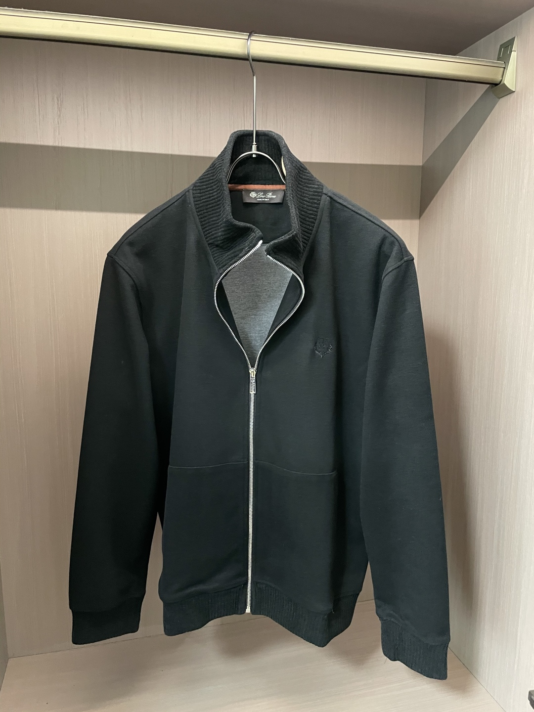 NO:644577,LP Recommended by old money and new money!  Custom-made plain texture thickened men's cardigan sweatshirt jacket Simple design Contrasting colors inside and outside Chest logo embellishment design Fitted tailoring Pockets on both sides Logo hardware zippers Seemingly simple, good fabrics and styles, combined with ingenious details and embellishments, always become classics The fabric is made of flat textured polar fleece, the fabric feels comfortable, warm, skin-friendly, and at the same time can keep the upper body stiff and stylish. Full product, order size M-3XL,, loro  piana,hoodie,sweatshirts,jackets & coats,alexander wang19860909LP 老钱新贵推荐！客供订织 平纹理加厚男士开衫卫衣外套 简约的设计 内外撞色 胸口标志点缀设计 合体的剪裁 两侧插袋 标志五金拉链 看似简约 好的面料与版型 结合匠心细节点缀 总能成就经典 面料采用平纹理摇粒绒订织料 面料手感舒适 保暖 亲肤的同时 又能上身挺括有型 全品相订单码数M-3XL,,loro piana,hoodie,sweatshirts,jackets & coats,alexander wang,Men's clothing