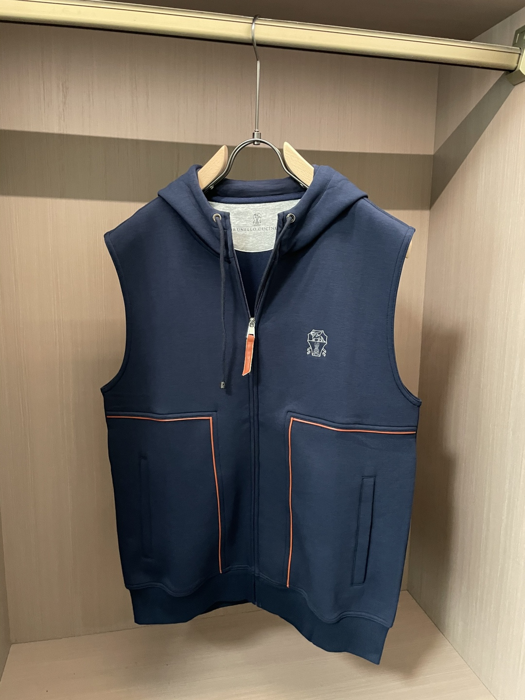 NO:644560,BC 2025 autumn and winter style!  Cabinets are on sale!  I like their design and highly recommend the casual hooded vest jacket. Hooded style. No fancy design. It all depends on the shape, workmanship and fabric. The front and rear decorative lines are all distinctive and make the overall upper body fashionable and elegant. Fitted version. Zipper pockets on both sides. Seemingly simple design. Excellent detail embellishment. The fabric is made of high-count pure cotton. The lining is made of oli velvet fleece. The upper body is comfortable, breathable, warm and has a good stiff feeling at the same time.  Suitable for autumn and winter wear. Full product photo order size M-3XL,,jackets & coats,hats,alexander wang19860909BC 2025秋冬款！ 柜在售！喜欢他家的设计 强烈推荐 休闲连帽款马甲背心外套 连帽款式 无花哨设计 全靠版型,做工和面料亮眼 前后装饰线尽显特色亮点 让整体上身时尚而有腔调 合体的版型 两侧拉链插袋 看似简约的设计 细节点缀精益求精 面料采用高支纯棉材质 内里奥利绒抓毛 上身舒适 透气 保暖的同时 又有很好的挺括感 适合秋冬穿着 全品相订单 码数 M-3XL,,jackets & coats,hats,alexander wang,Men's clothing