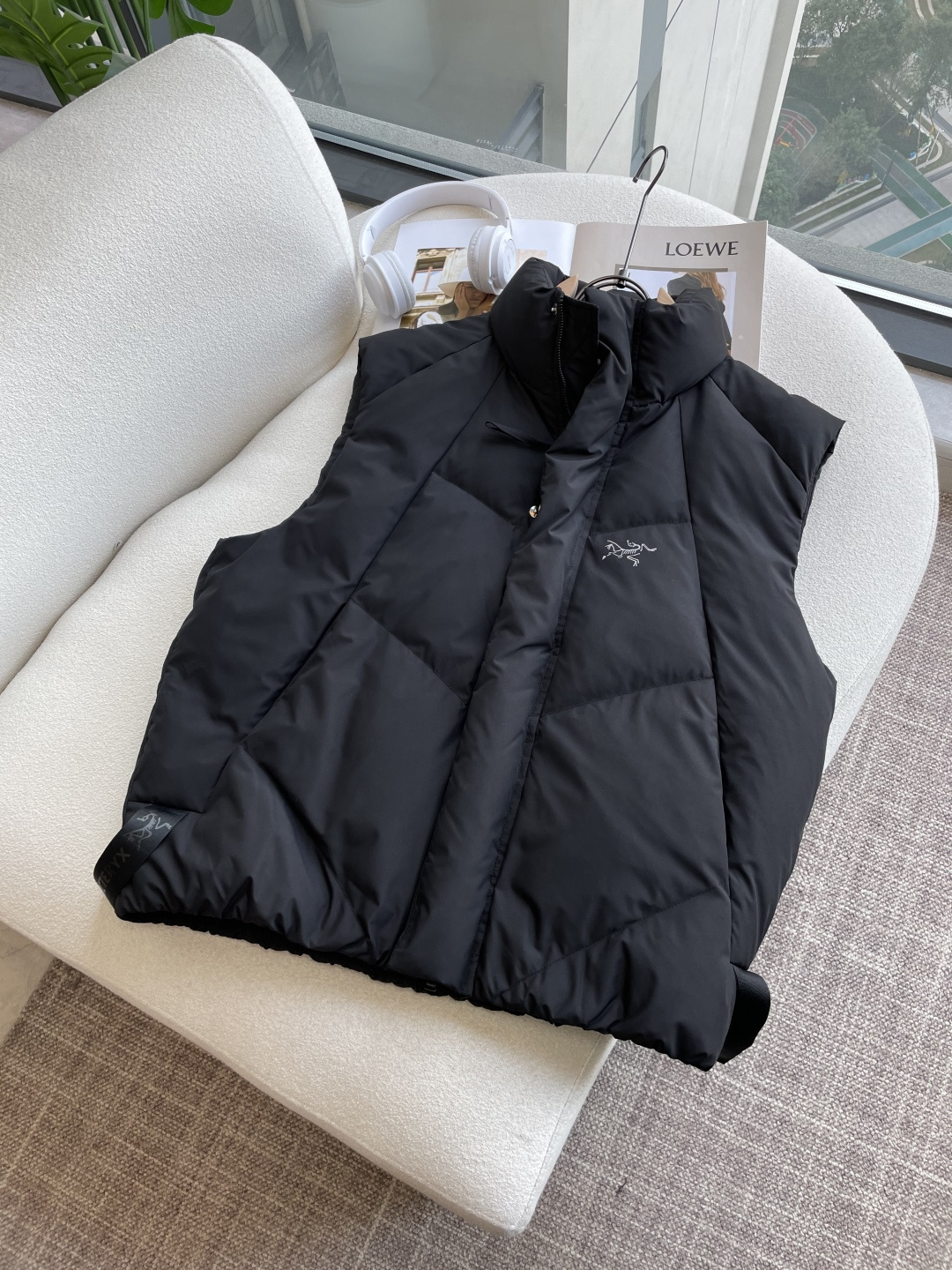 NO:645728,Arc'teryx 2025FW down vest, a must-have item for fashionistas!  Advanced customization, the highest standard of 90 down, ingredients support testing, first-class thermal performance. Double-layer gallbladder inside to ensure that the goose down will not come out, customized high-density waterproof nylon fabric. High-end texture and durability. The quality can reach the purchase level. Super versatile, the upper body effect is great!  Size 48-56 (profitable), arc'teryx, down jacket, alexander wang19860909始祖鸟 2025FW羽绒马甲 潮人必备单品！高级定制 最高标准90绒,成分支持检测,一流保暖性能.内里双层胆布,以保证鹅绒不会钻出,定制高密度防水尼龙面料.高端质感及耐用性.品质可达代购级别. 超级百搭,上身效果超赞！ 尺码48-56 (让利款）,arc'teryx,down jacket,alexander wang,Men's clothing