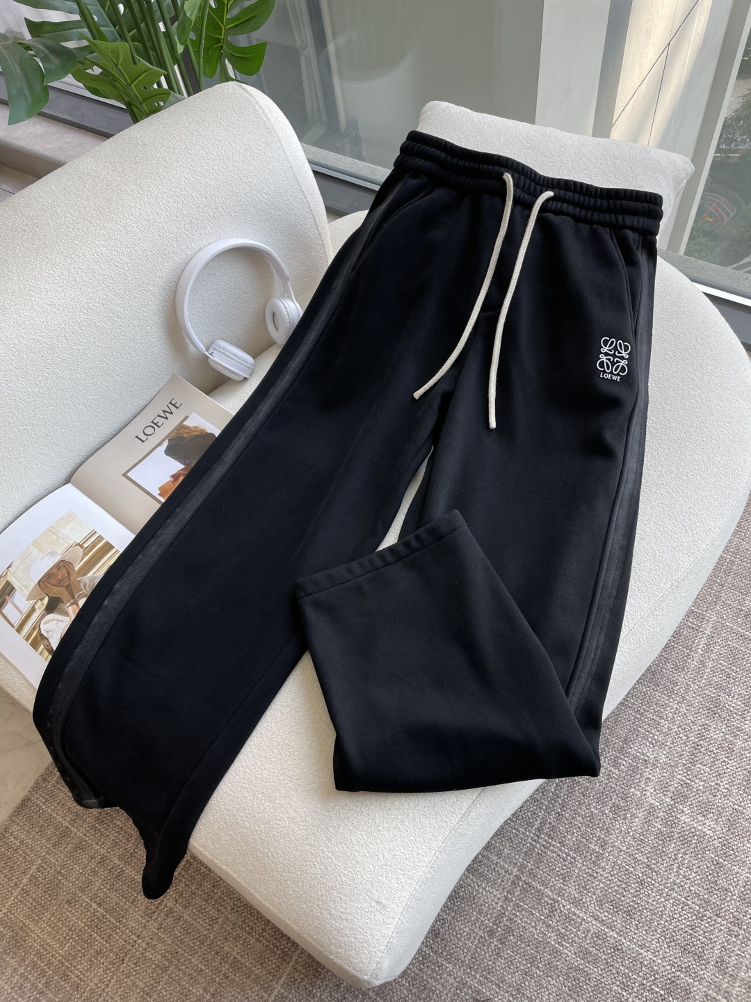 NO:645732,Loewe's latest casual pants for autumn and winter 2025 are lined with velvet and are very warm. A must-have for fashionistas. The shape is awesome and can be used to repair various leg shapes. They are very personalized!  Soft and sweat-wicking, extremely comfortable. The waistband of the trouser legs is customized with elastic elastic bands and original accessories details. The upper body is sporty, casual and fashionable, a must-have for leisure and travel. Sizes M-XXXL, loewe, alexander wang19860909Loewe2025秋冬最新休闲裤 内里加绒,非常保暖 潮人必备 版型超赞,能很好的修复各种腿型,非常个性！柔软排汗,舒适度极高.裤腿腰部订制松紧橡筋、原版辅料细节.上身运动休闲时尚,出街休闲、外出旅游必备. 尺码M-XXXL,,loewe,alexander wang,Men's clothing