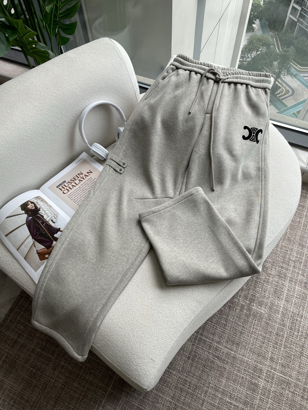 NO:645755,Celine's latest casual pants for autumn and winter 2025 are lined with velvet and are very warm. They are a must-have for fashionistas. They have a great shape and can well repair various leg shapes. They are very personalized!  Soft and sweat-wicking, extremely comfortable. The waistband of the trouser legs is customized with elastic elastic bands and original accessories details. The upper body is sporty, casual and fashionable, a must-have for leisure and travel. Sizes M-XXXL,,celine,alexander wang19860909Celine2025秋冬最新休闲裤 内里加绒,非常保暖 潮人必备 版型超赞,能很好的修复各种腿型,非常个性！柔软排汗,舒适度极高.裤腿腰部订制松紧橡筋、原版辅料细节.上身运动休闲时尚,出街休闲、外出旅游必备. 尺码M-XXXL,,celine,alexander wang,Men's clothing