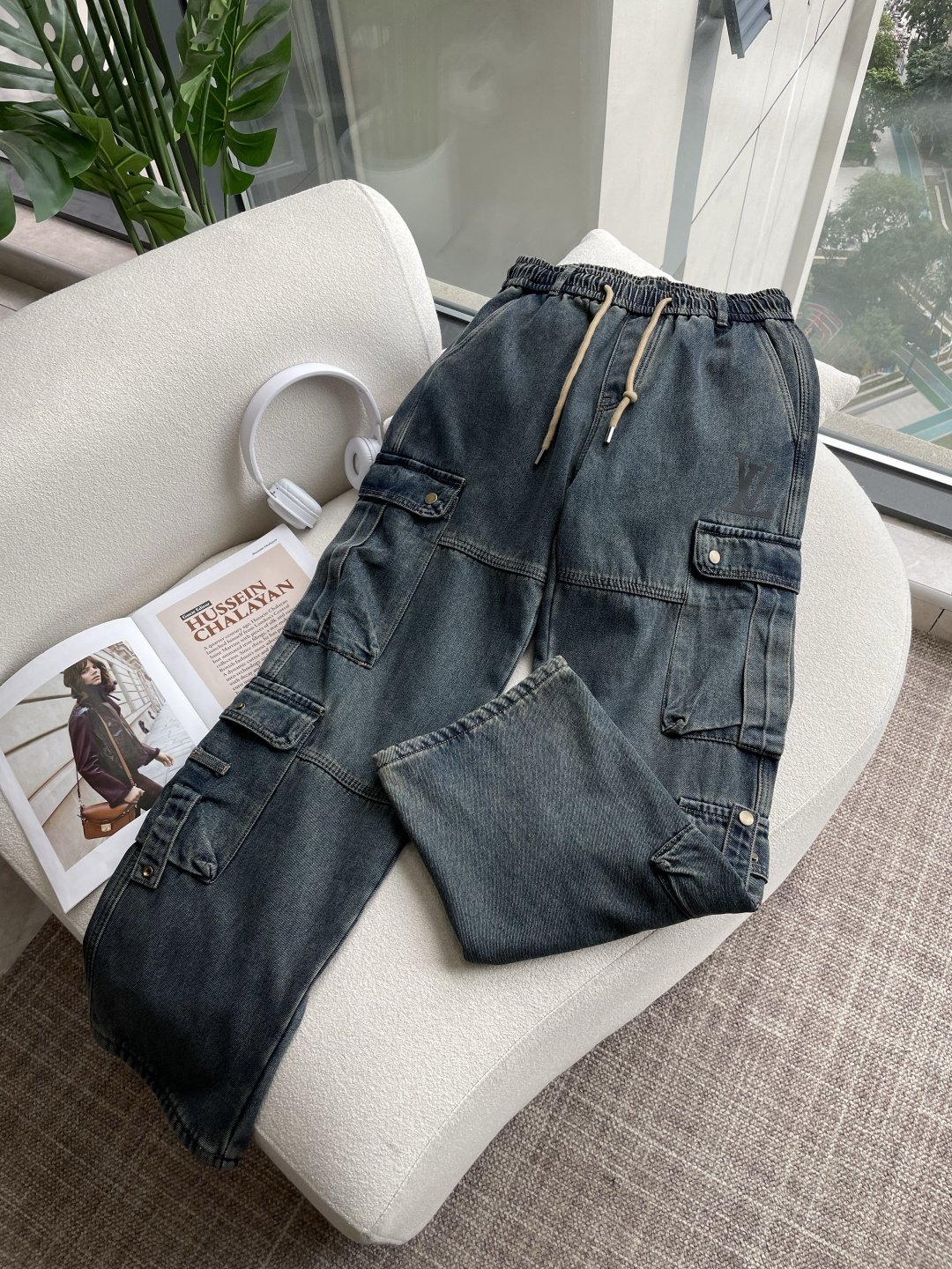 NO:645772,Lv's latest casual work jeans for autumn and winter are thickened!  A must-have for fashionistas, very personal!  Lined with fleece, very warm!  Extremely comfortable. Customized elastic bands on the waist and original accessories details. The upper body is sporty, casual and fashionable, a must-have for casual outings and travel. Sizes M-XXXL, Louis Vuitton, Jeans, Alexander Wang19860909Lv 秋冬最新休闲工装牛仔裤 加厚款！潮人必备 非常个性！内里加绒,非常保暖！舒适度极高.腰部订制松紧橡筋、原版辅料细节.上身运动休闲时尚,出街休闲、外出旅游必备. 尺码 M-XXXL,,louis vuitton,jeans,alexander wang,Men's clothing