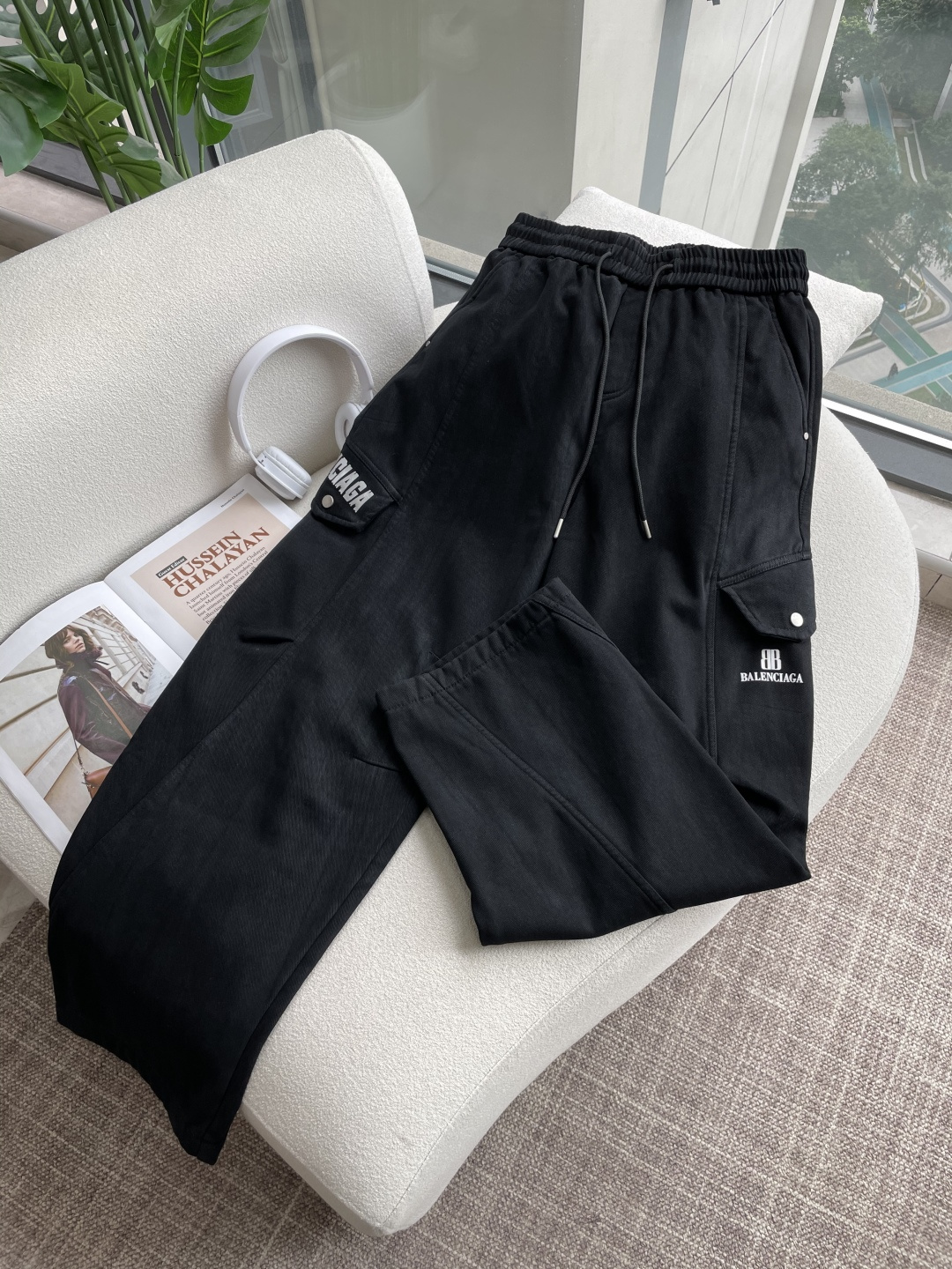 NO:645784,Balenciaga's latest casual pants for autumn and winter 2025 are lined with velvet and are very warm. A must-have for fashionistas. The shape is awesome and can well repair various leg shapes. They are very personalized!  Soft and sweat-wicking, extremely comfortable. The waistband of the trouser legs is customized with elastic elastic bands and original accessories details. The upper body is sporty, casual and fashionable, a must-have for leisure and travel. Sizes M-XXXL, balenciaga, alexander wang19860909巴黎世家 2025秋冬最新休闲裤 内里加绒,非常保暖 潮人必备 版型超赞,能很好的修复各种腿型,非常个性！柔软排汗,舒适度极高.裤腿腰部订制松紧橡筋、原版辅料细节.上身运动休闲时尚,出街休闲、外出旅游必备. 尺码M-XXXL,,balenciaga,alexander wang,Men's clothing