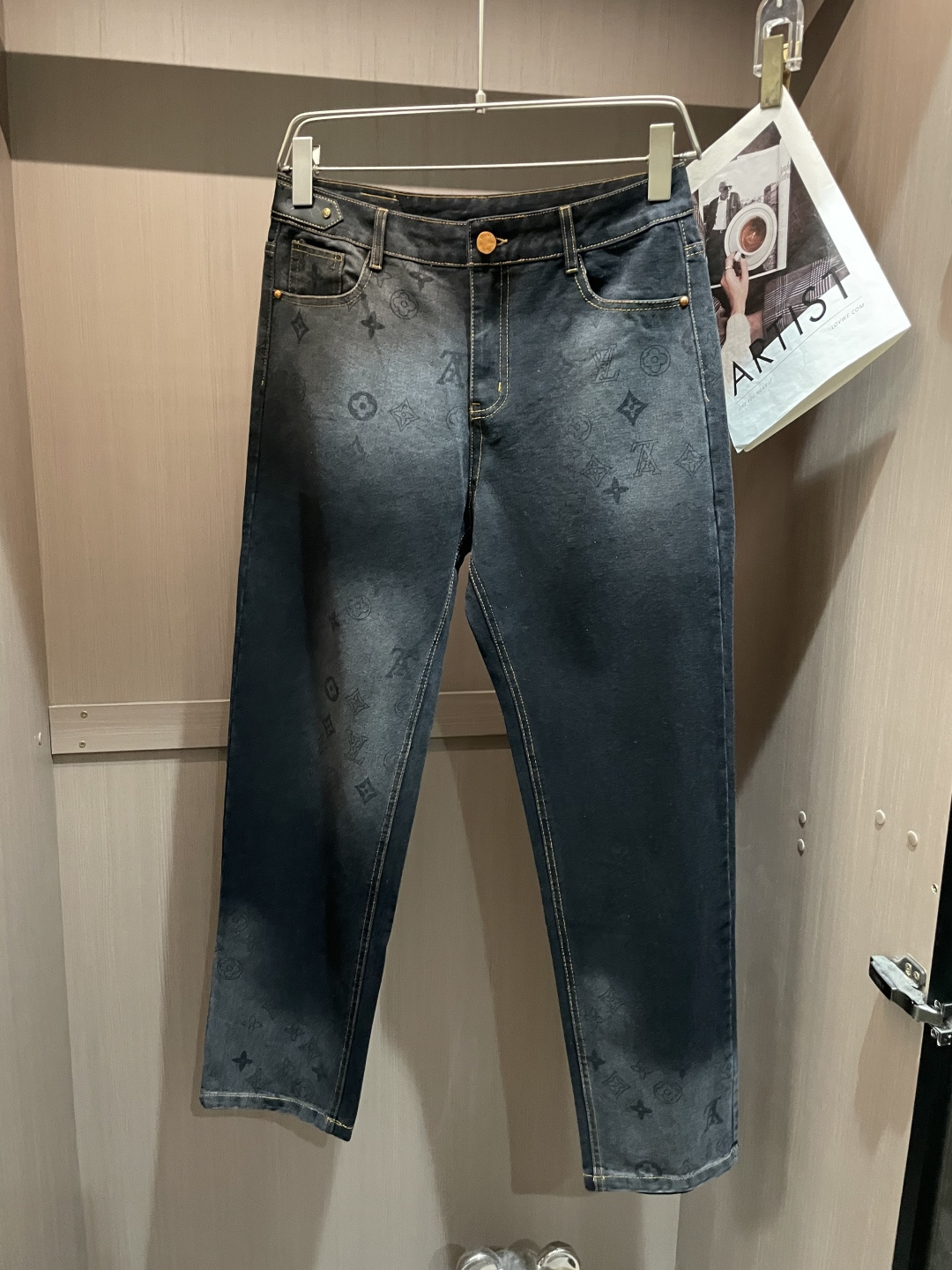 NO:645746,The latest jeans of the same style from the Lv counter. The fabric pattern and workmanship are excellent. They are easy to wear regardless of your body shape. There are not many restrictions on matching. They can be used as a casual and simple foil to other items to show your own style and posture. They can be matched with any style of items, including various T-shirts/shirts and knitted jackets. You no longer have to worry about matching when going out in daily life. Sizes 30-36, louis vuitton, jeans, jackets &  coats,shirts,tees,t-shirt,alexander wang19860909Lv 专柜最新同款牛仔裤 面料版型做工绝绝子 好穿不挑身材在搭配上没有太多的限制 随意简洁的衬托其他单品,来展现自己的风格姿态～ 可以百搭任何风格的单品,搭配各种T恤／衬衫,针织外套都可,日常外出不必再为搭配而烦恼了 尺码 30-36,,louis vuitton,jeans,jackets & coats,shirts,tees，t-shirt,alexander wang,Men's clothing