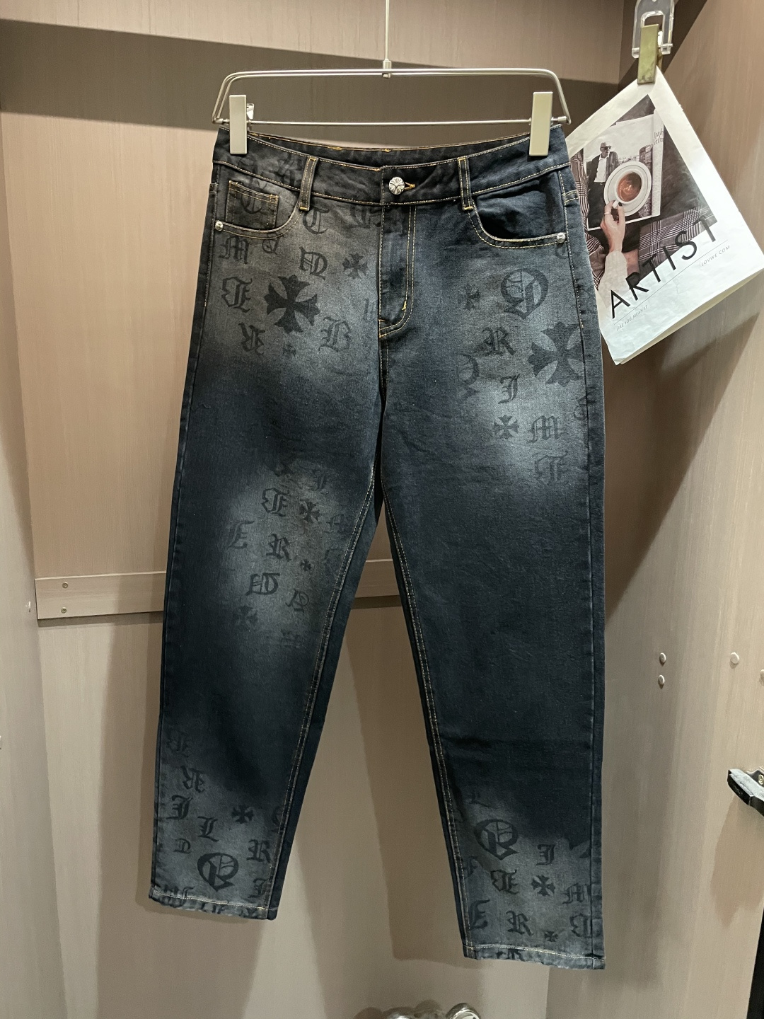 NO:645751,The latest jeans of the same style from Chrome Hearts. The fabrics are of the best style and workmanship. They are easy to wear regardless of your figure. There are not many restrictions on matching. They can be used as a casual and concise way to set off other items to show your own style and attitude. They can be matched with any style of items, including various T-shirts/shirts and knitted jackets. You no longer have to worry about matching when going out in daily life. Sizes 30-36, chrome hearts, jeans, jackets & coats, shirts, tees, t-shirts, alexander  wang19860909克罗心 专柜最新同款牛仔裤 面料版型做工绝绝子 好穿不挑身材在搭配上没有太多的限制 随意简洁的衬托其他单品,来展现自己的风格姿态～ 可以百搭任何风格的单品,搭配各种T恤／衬衫,针织外套都可,日常外出不必再为搭配而烦恼了 尺码 30-36,,chrome hearts,jeans,jackets & coats,shirts,tees，t-shirt,alexander wang,Men's clothing