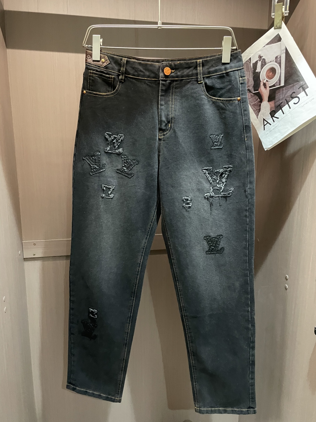 NO:645756,The latest jeans of the same style from the Lv counter. The fabric pattern and workmanship are excellent. They are easy to wear regardless of your figure. There are not many restrictions on matching. They can be used as a casual and simple set off other items to show your own style and posture. They can be matched with any style of items, including various T-shirts/shirts and knitted jackets. You no longer have to worry about matching when going out in daily life. Sizes 30-36, louis vuitton, jeans, jackets &  coats,shirts,tees,t-shirt,alexander wang19860909Lv 专柜最新同款牛仔裤 面料版型做工绝绝子 好穿不挑身材在搭配上没有太多的限制 随意简洁的衬托其他单品,来展现自己的风格姿态～ 可以百搭任何风格的单品,搭配各种T恤／衬衫,针织外套都可,日常外出不必再为搭配而烦恼了 尺码 30-36,,louis vuitton,jeans,jackets & coats,shirts,tees，t-shirt,alexander wang,Men's clothing