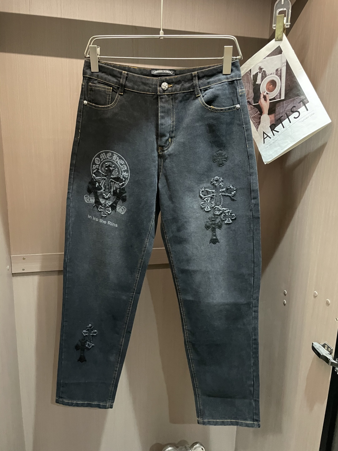 NO:645761,The latest jeans of the same style from Chrome Hearts. The fabrics are of the best style and workmanship. They are easy to wear regardless of your figure. There are not many restrictions on matching. They can be used as a casual and concise way to set off other items to show your own style and attitude. They can be matched with any style of items, including various T-shirts/shirts and knitted jackets. You no longer have to worry about matching when going out in daily life. Sizes 30-36, chrome hearts, jeans, jackets & coats, shirts, tees, t-shirts, alexander  wang19860909克罗心 专柜最新同款牛仔裤 面料版型做工绝绝子 好穿不挑身材在搭配上没有太多的限制 随意简洁的衬托其他单品,来展现自己的风格姿态～ 可以百搭任何风格的单品,搭配各种T恤／衬衫,针织外套都可,日常外出不必再为搭配而烦恼了 尺码 30-36,,chrome hearts,jeans,jackets & coats,shirts,tees，t-shirt,alexander wang,Men's clothing