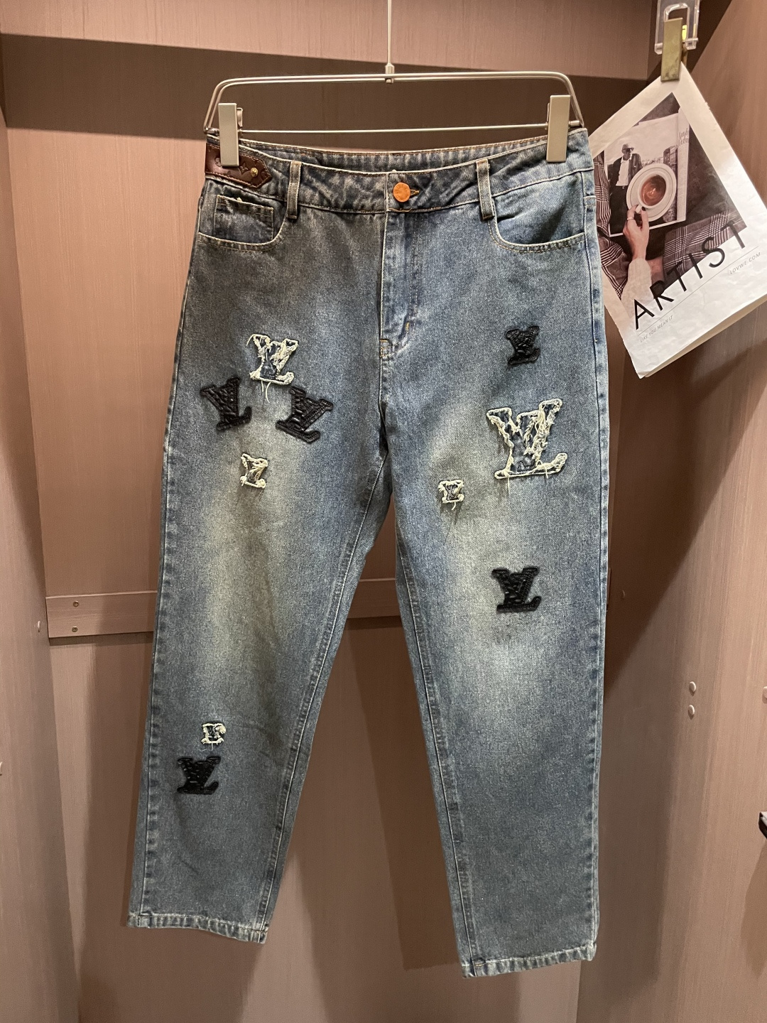 NO:645767,The latest jeans of the same style from the Lv counter. The fabric pattern and workmanship are excellent. They are easy to wear regardless of your body shape. There are not many restrictions on matching. They can be used as a casual and simple foil to other items to show your own style and posture. They can be matched with any style of items, including various T-shirts/shirts and knitted jackets. You no longer have to worry about matching when going out in daily life. Sizes 30-36, louis vuitton, jeans, jackets &  coats,shirts,tees,t-shirt,alexander wang19860909Lv 专柜最新同款牛仔裤 面料版型做工绝绝子 好穿不挑身材在搭配上没有太多的限制 随意简洁的衬托其他单品,来展现自己的风格姿态～ 可以百搭任何风格的单品,搭配各种T恤／衬衫,针织外套都可,日常外出不必再为搭配而烦恼了 尺码 30-36,,louis vuitton,jeans,jackets & coats,shirts,tees，t-shirt,alexander wang,Men's clothing