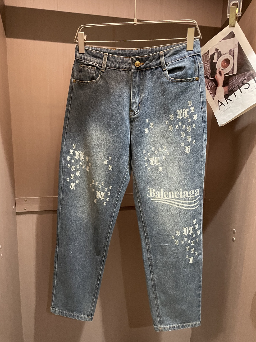 NO:645773,Balenciaga has the latest jeans of the same style at the counter. The fabrics are of the best style and workmanship. They are easy to wear regardless of your figure. There are not many restrictions on matching. They can be casually and concisely set off other items to show your own style and posture. They can be matched with any style of items and can be paired with various T-shirts/shirts and knitted jackets. You no longer have to worry about matching when going out in daily life. Sizes 30-36,,balenciaga,jeans,jackets &  coats,shirts,tees,t-shirt,alexander wang19860909巴黎世家 专柜最新同款牛仔裤 面料版型做工绝绝子 好穿不挑身材在搭配上没有太多的限制 随意简洁的衬托其他单品,来展现自己的风格姿态～ 可以百搭任何风格的单品,搭配各种T恤／衬衫,针织外套都可,日常外出不必再为搭配而烦恼了 尺码 30-36,,balenciaga,jeans,jackets & coats,shirts,tees，t-shirt,alexander wang,Men's clothing