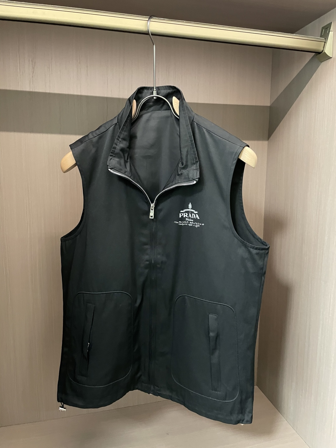 NO:645785,Prad 2025ss new hooded cardigan vest, this vest is highly breathable and has good performance, customized fabrics, and high-looking vest. It is visually very novel and has a high mix-and-match coefficient. It is a must-have item in the wardrobe!  Size M-3XL,,prada,hats,alexander wang19860909Prad 2025ss新款连帽开衫马甲,这款高透气性能皆佳的马甲,定制面料,高颜值的马甲 视觉上非常新颖,混搭系数极高,作为衣橱必备的单品！ 尺码M-3XL,,prada,hats,alexander wang,Men's clothing