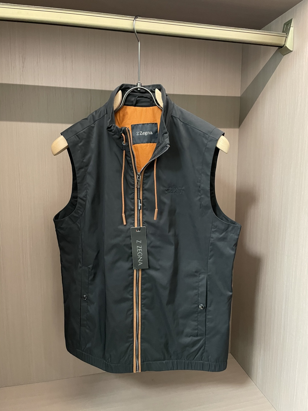 NO:645738,Ermenegildo Zegna 2025ss new hooded cardigan vest, this vest has high breathability and good performance, customized fabrics, and high-looking vest. It is visually very novel and has a high mix-and-match coefficient. It is a must-have item in the wardrobe!  Size M-3XL,,zegna,hats,alexander wang19860909杰尼亚 2025ss新款连帽开衫马甲,这款高透气性能皆佳的马甲,定制面料,高颜值的马甲 视觉上非常新颖,混搭系数极高,作为衣橱必备的单品！ 尺码M-3XL,,zegna,hats,alexander wang,Men's clothing