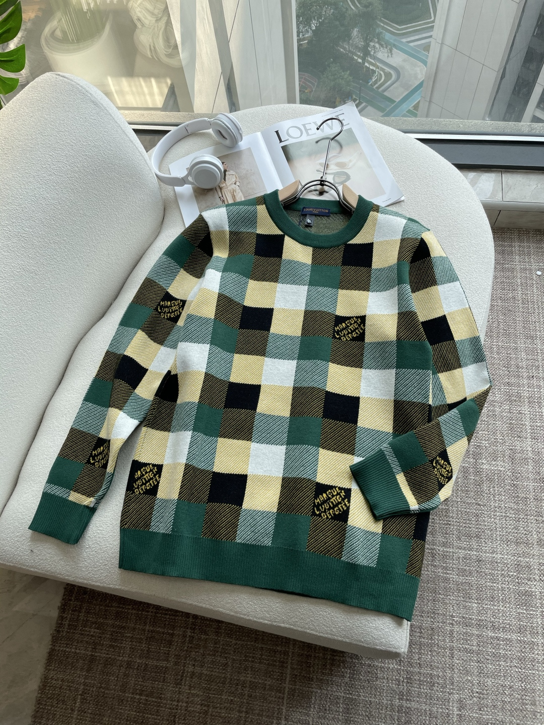 NO:661816,Lv highly recommended!  2025aw autumn and winter new styles, synchronized with counters, fashionable classic basic sweaters, must-have styles for autumn and winter, using thickened sweaters, exquisite, simple and elegant, brand element embellishment design, not too complicated craftsmanship, playing with the fusion of design and materials, simple European style, a perfect base for autumn and winter!  Size m-xxxl,,louis vuitton,sweaters, 19860909Lv 重磅推荐！2025aw秋冬新款 专柜同步 时尚经典基础款针织衫 秋冬必备款 采用针织衫加厚毛衣,精致简洁大方 品牌元素点缀设计 没有过多复杂的工艺 玩的就是设计与材质的融合 简约的欧风 秋冬季打底神器！ 尺码m-xxxl,,louis vuitton,sweaters, ,Men's clothing