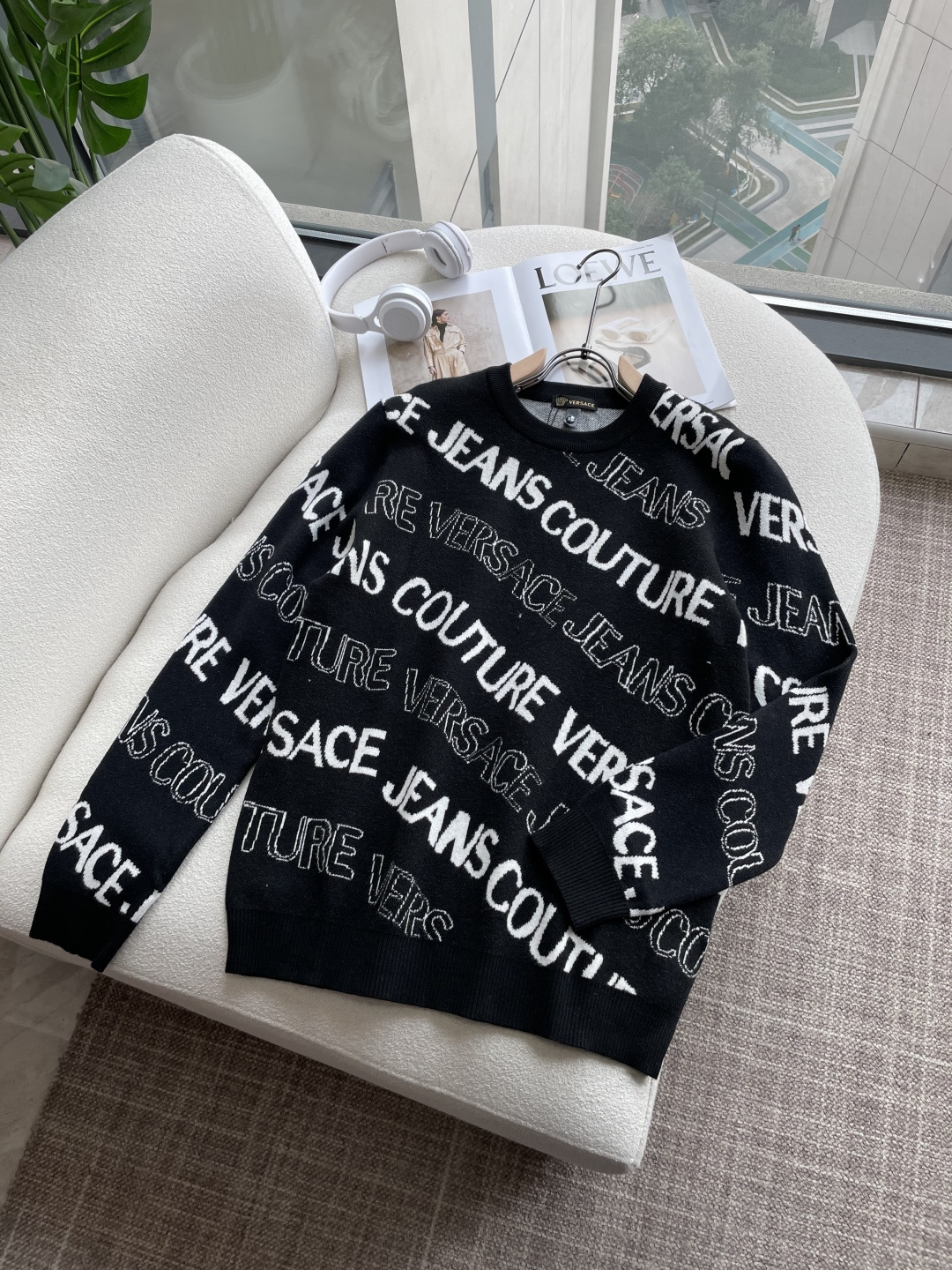 NO:661781,Versace highly recommended!  2025aw autumn and winter new styles, synchronized with counters, fashionable classic basic sweaters, must-have styles for autumn and winter, using thickened sweaters, exquisite, simple and elegant, brand element embellishment design, not too complicated craftsmanship, playing with the fusion of design and materials, simple European style, a perfect base for autumn and winter!  Size m-xxxl,,versace,sweaters, 19860909范思哲 重磅推荐！2025aw秋冬新款 专柜同步 时尚经典基础款针织衫 秋冬必备款 采用针织衫加厚毛衣,精致简洁大方 品牌元素点缀设计 没有过多复杂的工艺 玩的就是设计与材质的融合 简约的欧风 秋冬季打底神器！ 尺码m-xxxl,,versace,sweaters, ,Men's clothing