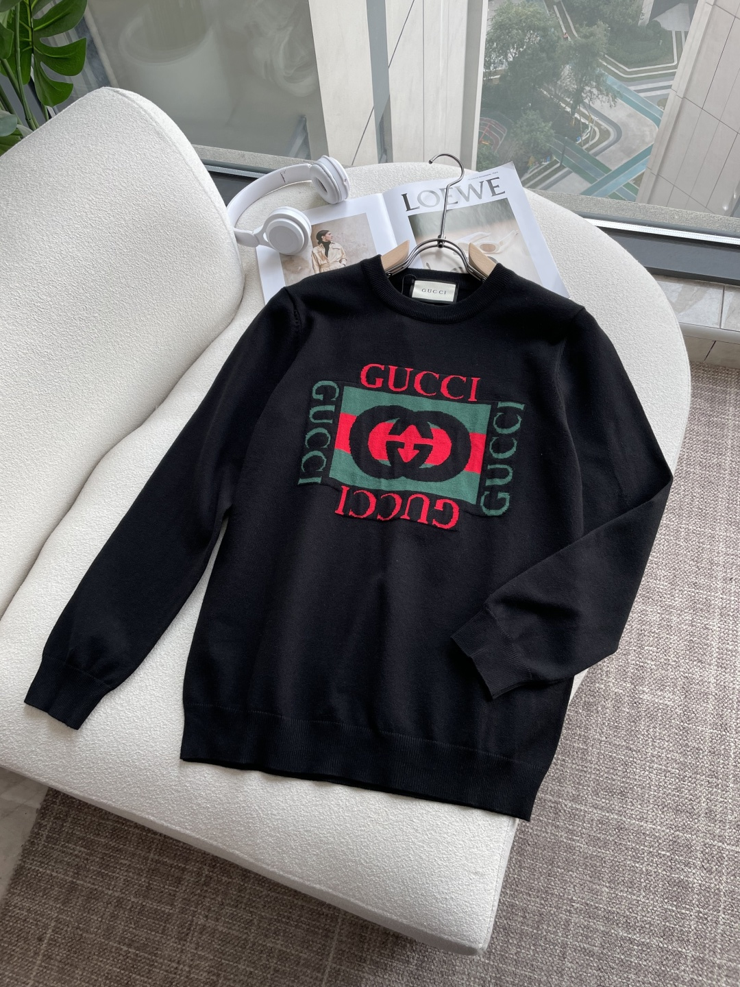 NO:661811,Highly recommended by Gucc!  2025aw autumn and winter new styles, synchronized with counters, fashionable classic basic sweaters, must-have styles for autumn and winter, using thickened sweaters, exquisite, simple and elegant, brand element embellishment design, not too complicated craftsmanship, playing with the fusion of design and materials, simple European style, a perfect base for autumn and winter!  Size m-xxxl,,gucci,sweaters, 19860909Gucc 重磅推荐！2025aw秋冬新款 专柜同步 时尚经典基础款针织衫 秋冬必备款 采用针织衫加厚毛衣,精致简洁大方 品牌元素点缀设计 没有过多复杂的工艺 玩的就是设计与材质的融合 简约的欧风 秋冬季打底神器！ 尺码m-xxxl,,gucci,sweaters, ,Men's clothing