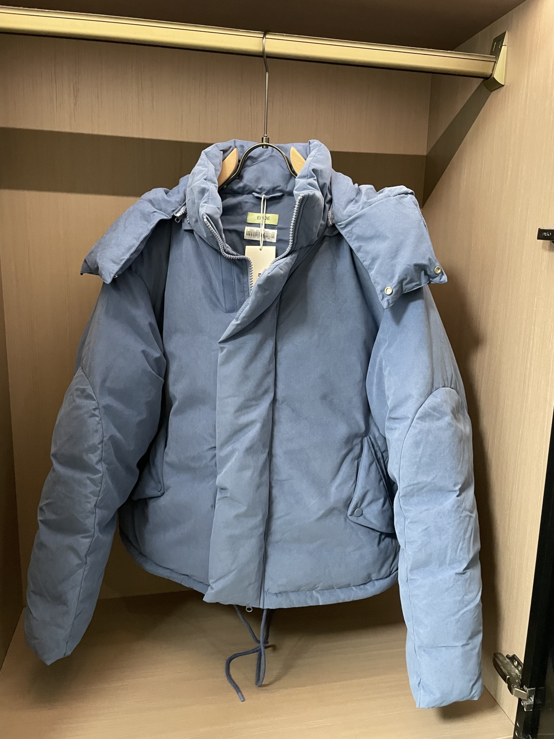 NO:661834,Epide Prefab The same style of 90 down jackets from celebrities Zhang Yixing and Yu Shuxin are available in stock in seconds!  The loose version is suitable for both men and women~ 90 white duck down + 450g velvet-filled and fluffy to lock in temperature, can withstand cold winters in the north, thickened and not bulky. Detachable hooded design for two wears, hooded windproof/simple stand-up collar, free to switch styles. Oversize loose silhouette is versatile and does not choose the body shape, full of atmosphere for daily outings. Size Bust (cm) Length (cm) Shoulder Width (cm) S 140 67 56  M 142 69 57 L 144 71 58 (profit),,versace,down jacket,hats, 19860909Epide Prefab 明星同款90绒羽绒服 张艺兴、虞书欣同款现货秒发！宽松版型不挑身材,男女适配～ 90白鸭绒+450g充绒蓬松锁温,北方寒冬也能扛,加厚不臃肿 可拆卸连帽设计一衣两穿,连帽防风/立领简约,风格自由切换 oversize宽松廓形百搭不挑身形,日常出街氛围感拉满 尺码 胸围(cm) 衣长(cm) 肩宽(cm) S 140 67 56 M 142 69 57 L 144 71 58 (让利款）,,versace,down jacket,hats, ,Men's clothing