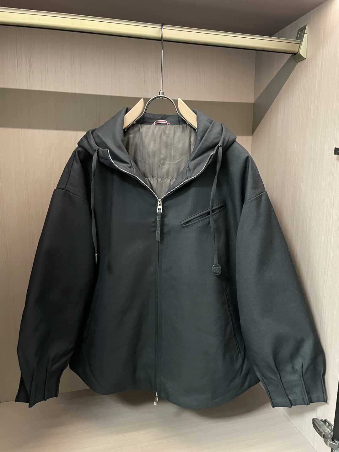 NO:661840,LOEWE 90 white duck down wool blended down jacket Italian style high-luxury style｜M-3XL sizes in stock｜Business and leisure dual adaptation Warmth core 550g 90 white duck down filling, fluffy and heat-locking, easy to resist the cold in winter Fabric texture high-performance wool blend, warm, breathable and crisp, soft to the touch The version design is 3D micro-wide tailoring, neat and simple, not picky about the body shape, super versatile  Details highlight the hooded drawstring + exquisite hardware, low-key and high-end luxury brand tone (profit), loewe, loewe, down jacket, hats,  19860909LOEWE 罗意威90白鸭绒羊毛混纺羽绒服 意式高奢款｜M-3XL码现货｜商务休闲双适配 保暖核心550g 90白鸭绒填充,蓬松锁温,寒冬轻松抗寒 面料质感高性能羊毛混纺,保暖透气又挺括,触感柔软 版型设计3D立体微阔剪裁,利落简约,不挑身形超百搭 细节亮点连帽抽绳+精致五金,低调彰显高奢品牌调性 (让利款）,,loewe,loewe,down jacket,hats, ,Men's clothing