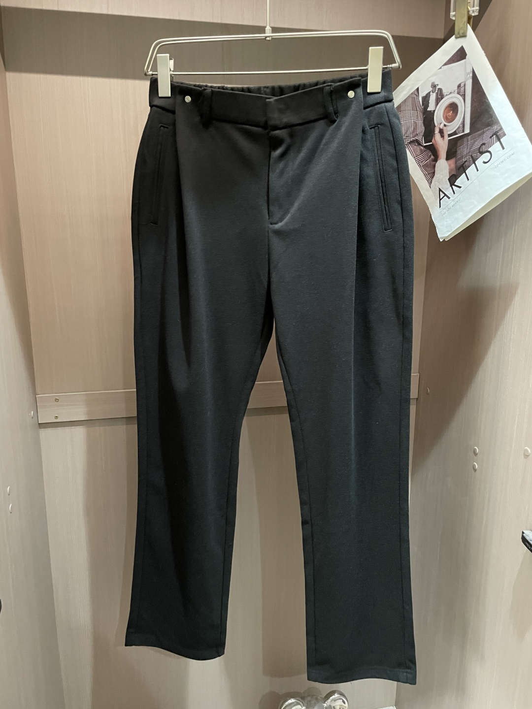 NO:661845,LOEWE heavy wool blended straight casual pants｜Men's old money style winter pants M-3XL is available in all sizes, winter thick wool blend, luxurious and elegant old money style ~ ▍Heavy weight wool blended fabric Thickened winter style, warm, soft and crisp, full of luxury and quality to the touch ▍Mid-high waist straight old money version Elevates the waistline to modify the leg shape, can control fat/long legs, and has neat lines  ▍Luxurious detailed design, elastic waistband + invisible zipper, easy to put on and take off, details to hide the brand tone ▍Versatile in all scenes, wear a sweater for casual style, match with shirt and coat to become business style, winter all-purpose pants, loewe, loewe, hoodie, sweatshirts, shirts,  19860909LOEWE罗意威 重磅羊毛混纺直筒休闲裤｜男士老钱风冬季神裤 M-3XL全码现货,冬季厚款羊毛混纺,奢雅老钱风拉满～ ▍重磅羊毛混纺面料 冬季加厚款,保暖软糯又挺括,触感尽显奢品质感 ▍中高腰直筒老钱版型 拉高腰线修饰腿型,微胖/长腿都能驾驭,线条利落 ▍奢雅细节设计 松紧腰头+隐形拉链,穿脱便利,细节藏品牌调性 ▍全场景百搭 搭卫衣走休闲风,配衬衫大衣变商务范,冬季万能神裤,,loewe,loewe,hoodie,sweatshirts,shirts, ,Men's clothing