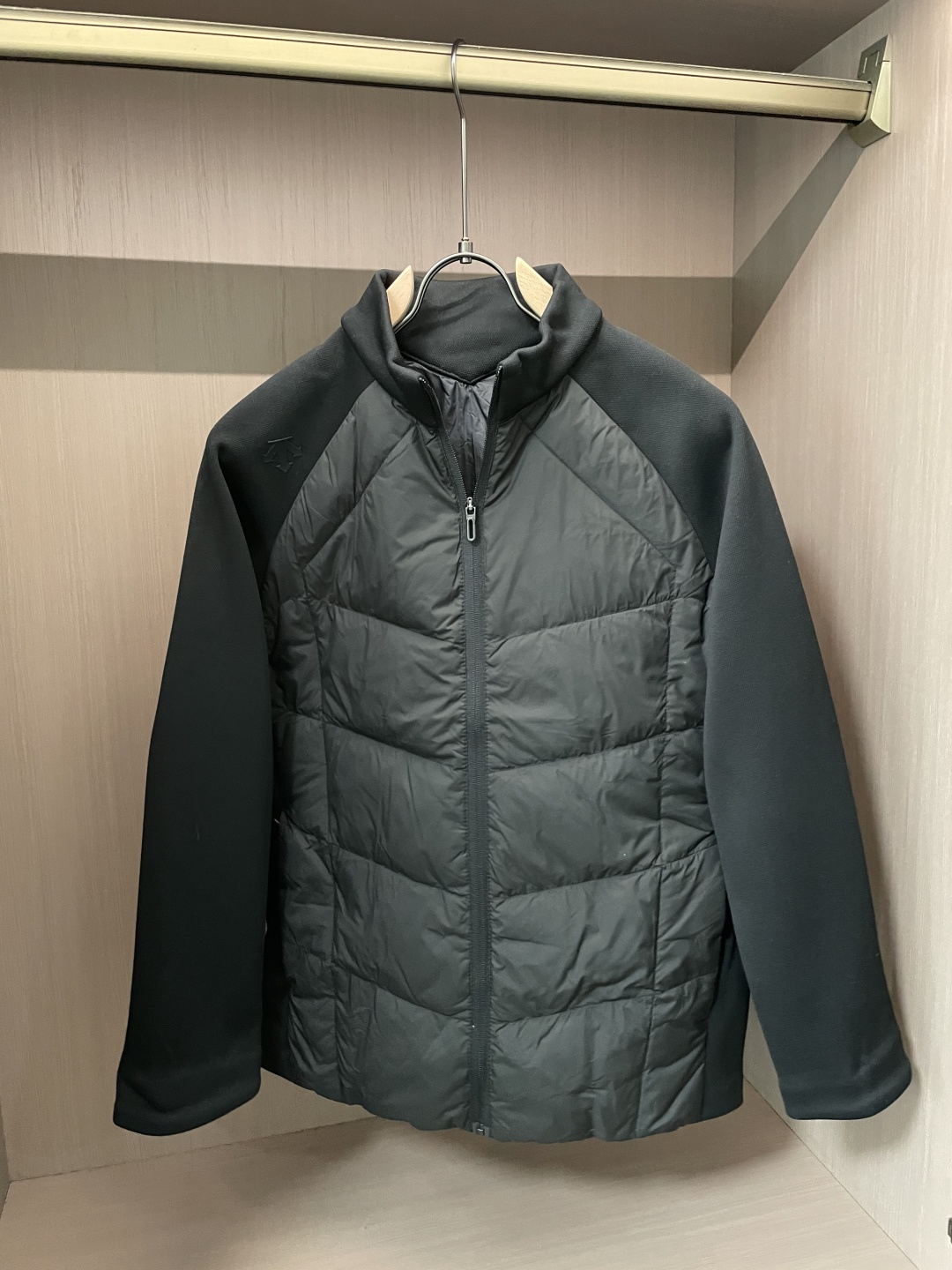 NO:661852,DESCENTE TRAINING Series Stand Collar Commuting Down Jacket M-3XL New National Standard 90 White Duck Down Filling, Dual Suitable for Sports and Commuting~ ▍90 White Duck Down Core Warmth New National Standard 90 White Duck Down Filling, fluffy and temperature-locking, light and non-pressing, warm and stress-free in winter ▍TRAINING Comprehensive Training Series Design Knitted splicing sleeves + stand-up collar version, taking into account both sports flexibility and neat commuting  ▍Attributes suitable for all scenes. It can be worn for daily commuting and light sports. The simple design is suitable for sweaters/shirts. ▍Iconic brand details: Arrow logo on the shoulder, low-key highlighting the tone of Descente's professional sports brand (for profit), hoodie, sweatshirts, shirts, down jacket,  19860909DESCENTE迪桑特 TRAINING系列 立领通勤羽绒服 M-3XL 新国标90白鸭绒填充,运动通勤双适配～ ▍90白鸭绒核心保暖 新国标90白鸭绒填充,蓬松锁温,轻盈不压身,冬季保暖无压力 ▍TRAINING综训系列设计 针织拼接袖+立领版型,兼顾运动灵活性与通勤利落感 ▍全场景适配属性 日常通勤、轻运动都能穿,简约设计搭卫衣/衬衫都合适 ▍品牌标志性细节 肩头箭头Logo,低调彰显迪桑特专业运动品牌调性 (让利款）,,hoodie,sweatshirts,shirts,down jacket, ,Men's clothing