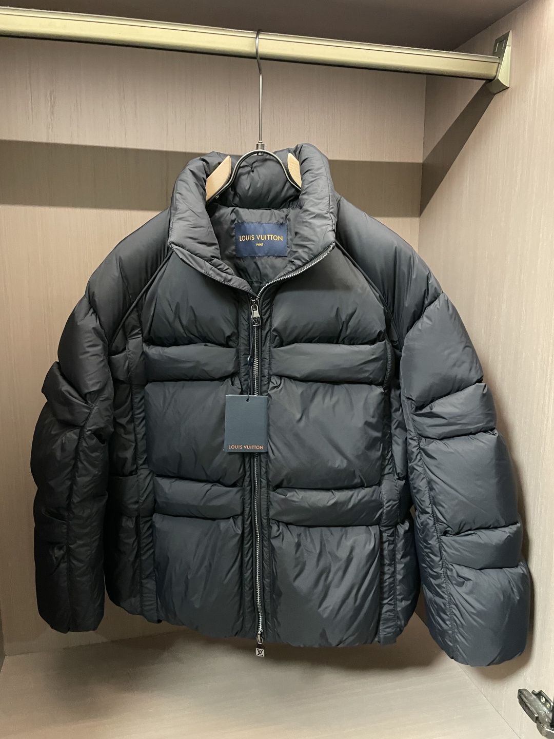 NO:661858,Mainly recommended hot style LV hot style 2025 autumn and winter new original 1:1 customized hardware accessories are all imported and original customization. Welcome to compare at the counter. Absolutely high quality. Use top 95 white duck down. Super soft. Filled with fluffy and full feathers. Super heavy fabrics with perfect workmanship. Pay attention to the fabrics are super comfortable. Exclusive model. Non-market goods. Same sizes for men and women from M to XXXL (concession), louis vuitton,  19860909主推爆款 LV 爆款 2025秋冬新款原版1:1订制五金配件全进口原版定制 欢迎专柜对比 绝对的高品质 采用顶级95白鸭绒 超柔软 充羽量蓬松饱满 超级重面料做工杠杠的版型完美 注意面料超舒服 独家款 非市场货 男女同款尺码M ～XXXL (让利款）,,louis vuitton, ,Men's clothing