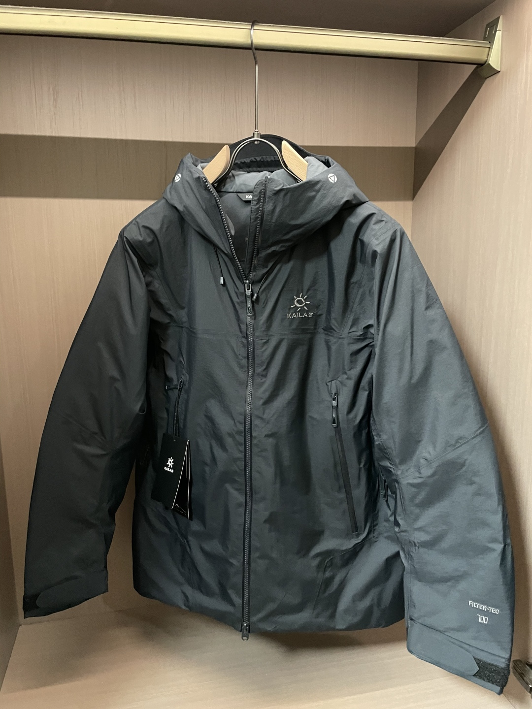 NO:661866,Caucasus down jacket 90 new national standard white duck down (high version) hard-shell protection, seamless and drillable in wind and snow. Outdoor travel is most afraid of wind and snow surprises. Kai*shi Caucasus directly uses 'hard shell gene' to solve the problem. The outer layer is made of self-developed Filtertec 3L technology fabric, with a full-glue process to seal all seams and zippers to form a protective barrier without dead corners. Light rain, wind and snow splashes can be easily blocked, keeping the inside always dry.  The fabric feels soft to the touch and is more comfortable than traditional hard shells, but it retains excellent wind resistance and abrasion resistance. It is not easily damaged by rocks and branches when climbing. Color: jasper green, black, light gray, sizexs-xxL (profitable),,down jacket, 19860909高加索羽绒服90新国标白鸭绒（高版） 硬壳级防护,风雪无缝可钻 户外出行最怕风雪突袭 凯*石高加索直接用「硬壳基因」破解难题. 外层采用自研Filtertec 3L科技面料 搭配全压胶工艺密封所有接缝与拉链 形成无死角防护屏障 小雨、风雪溅落都能轻松阻隔让内里始终干爽. 面料触感偏软,比传统硬壳更舒适 却保留了出色的抗风性与耐磨性 登山时剐蹭岩石、树枝也不易破损 颜色碧石绿 黑色 浅运灰 sizexs-xxL (让利款）,,down jacket, ,Men's clothing