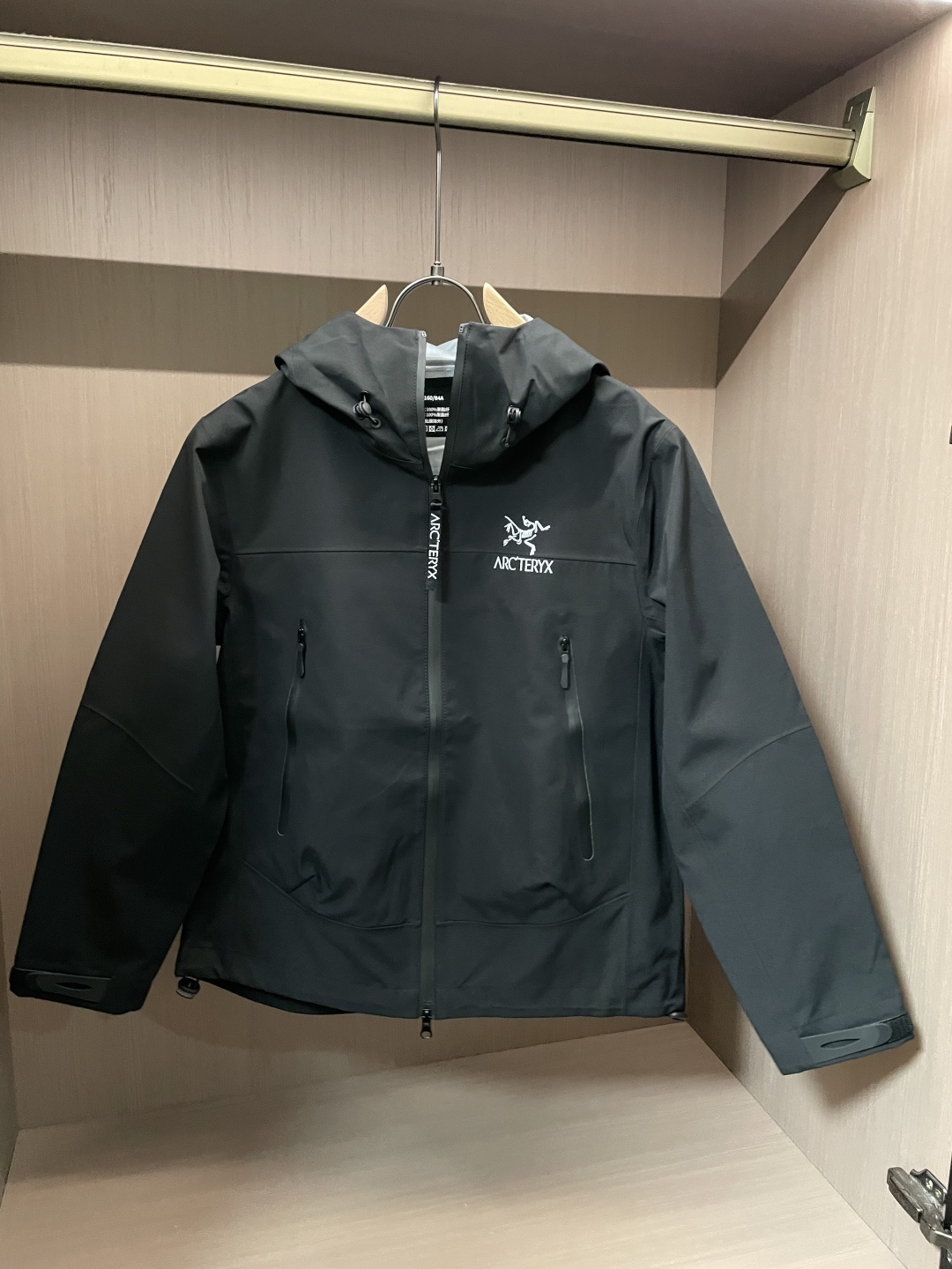 NO:661827,ARCTERY's latest GORE-TEX is waterproof, windproof, breathable, lightweight and wear-resistant. The basic series is multi-purpose and high-performance, suitable for various activities and environments. The hand pockets are equipped with aterTight zippers. High-performance simple design, lightweight and wear-resistant. The cuffs and sleeves are designed with die-cut Velcro cuffs to reduce cumbersomeness.  The hood is well protected and does not affect vision. WaterTight zippers on the hand pockets make it easy to access items. The spliced design allows for free movement. Traditional accordion cross-reverse entry alpine pockets are set in VISLON center front zipper. Adjustable Velcro cuffs with Velcro tabs. Sizes M L XL 2XL 3XL 4XL,,hats, 19860909ARCTERY*新款 GORE-TEX防水、防风、透气、轻量、耐磨 基础系列多用途高性能适合多种活动和环境穿着. 插手口袋设有aterTight拉链 高性能的简约设计,轻量而耐磨. 袖口及袖子设计冲切Velcro魔术贴袖口粘扣带,减少累赘 兜帽防护良好且不影响视线,插手口袋设有WaterTight拉链,便于取放物品,拼接设计使活动自如.传统风琴交叉反向进入高山口袋设置在VISLON中央正面拉链,可调Velcro袖口魔术贴标签 尺码M L XL 2XL 3XL 4XL,,hats, ,Men's clothing