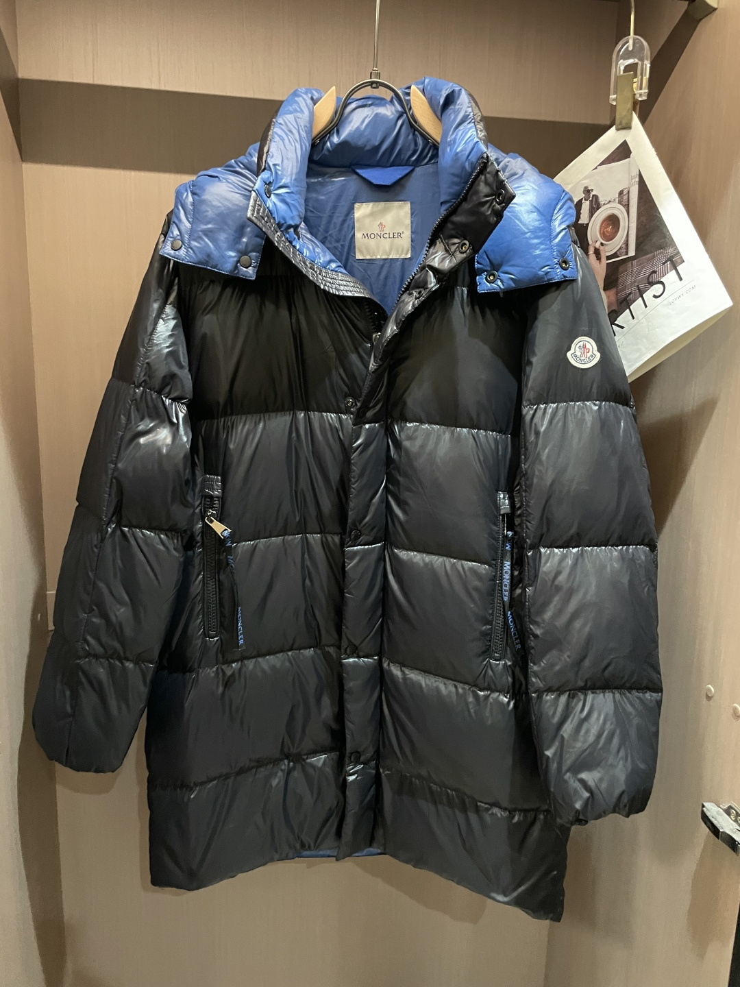 NO:661836,Premium down Moncler Matt Black European-limited mid-length down jacket. The hood is removable. A classic classic. (95 European standard gooseneck down filling, 850+ fill power) It is twice as bulky and twice as light as the market version. The tag has a complete barcode and the same number as the official website. The tag has built-in NFC electronic sensor anti-counterfeiting. It supports multiple anti-counterfeiting verifications. Exclusive premium version. It feels exclusive and is definitely the real thing.  Comes standard with a full set of counter gift box packaging. (original airplane box, original shopping bag, original dust cover, original hanger, original thank you card, original ribbon, upgraded original oversized magnetic gift box.) This mid-length down jacket demonstrates Moncler's exquisite skills and is the crystallization of quality, elegance and daily comfort. It is mid-length, so it is recommended to choose one size smaller.  Featuring graphic details and bold color blocking, this mid-length down jacket is made from signature patented nylon. Eye-catching design with large grille quilting and contrasting lining. Removable hood and adjustable hem make it easy to personalize the style, while the color-blocked pattern adds a instantly recognizable Moncler feel. Details Crafted from nylon laqué Contrast nylon laqué lining Removable hood with zipper and drawstring Zipper closure with black patented snap buttons  Zipper pocket Size: 1-5 Couple style (concession style),,jackets & coats,jackets & coats,down jacket,hats, 19860909特级羽绒Moncler Matt Black欧洲限定中长羽绒服夹克外套.连帽可脱卸.王牌经典爆款. (95欧规鹅颈绒填充,850+蓬松度) 我比市面版本蓬一倍,重量却轻一倍. 吊牌条码款号齐全,对应官网一致.吊牌内置NFC电子感应防伪.支持多重防伪验证.独家特级版本.感觉独家,绝对有真东西 标配全套柜台礼盒包装.（原版飞机盒,原版购物袋,原版防尘罩,原版衣架,原版感谢卡,原版丝带,升级原版超大磁吸礼盒.） 此款中长款羽绒夹克彰显Moncler精妙技艺,是融汇质量、优雅与日常舒适的结晶,中长款,建议选小一码. 此款中长款羽绒外套彰显图形细节与醒目色块,采用标志性漆面尼龙制成.抢眼设计搭配大号格栅绗缝和对比色衬里.可拆卸风帽与可调节下摆能轻松个性化款型,色块图案彰显高辨识度Moncler气息. 详情 采用nylon laqué面料制成 撞色nylon laqué衬里 可拆卸兜帽,搭配拉链和抽绳 拉链开合,搭配黑色漆面按扣 拉链口袋 Size: 1-5 情侣款 (让利款）,,jackets & coats,jackets & coats,down jacket,hats, ,Men's clothing