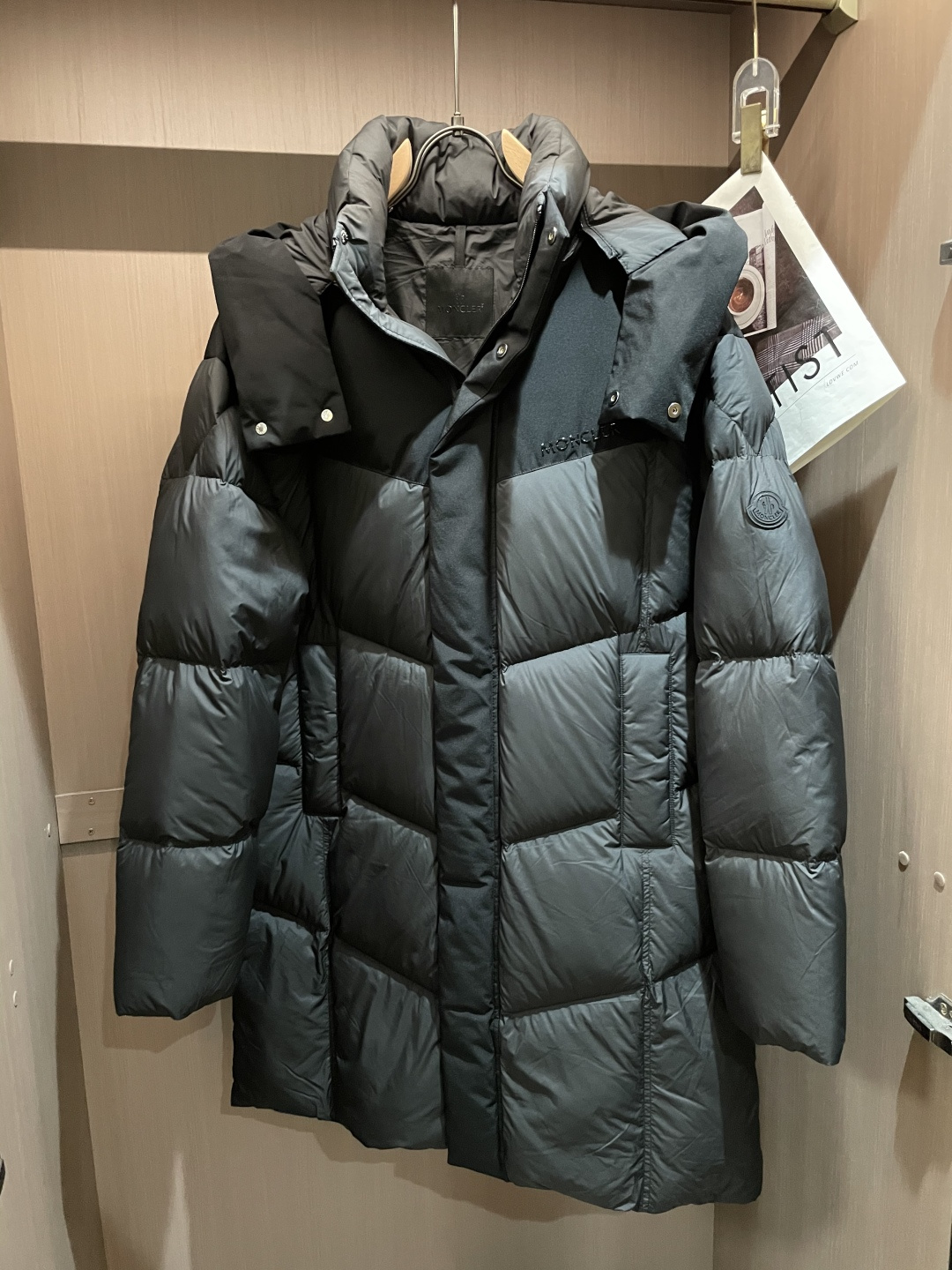 NO:661830,Premium down Moncler Matt Black European-limited mid-length down jacket. The hood is removable. A classic classic. (95 European standard gooseneck down filling, 850+ fill power) It is twice as bulky and twice as light as the market version. The tag has a complete barcode and the same number as the official website. The tag has built-in NFC electronic sensor anti-counterfeiting. It supports multiple anti-counterfeiting verifications. Exclusive premium version. It feels exclusive and is definitely the real thing.  Comes standard with a full set of counter gift box packaging. (original airplane box, original shopping bag, original dust cover, original hanger, original thank you card, original ribbon, upgraded original oversized magnetic gift box.) This mid-length down jacket demonstrates Moncler's exquisite skills and is the crystallization of quality, elegance and daily comfort. It is mid-length, so it is recommended to choose one size smaller.  Featuring graphic details and bold color blocking, this mid-length down jacket is made from signature patented nylon. Eye-catching design with large grille quilting and contrasting lining. Removable hood and adjustable hem make it easy to personalize the style, while the color-blocked pattern adds a instantly recognizable Moncler feel. Details Crafted from nylon laqué Contrast nylon laqué lining Removable hood with zipper and drawstring Zipper closure with black patented snap buttons  Zipper pocket Size: 1-5 Couple style (for profit),,jackets & coats,jackets & coats,down jacket,hats, 19860909特级羽绒Moncler Matt Black欧洲限定中长羽绒服夹克外套.连帽可脱卸.王牌经典爆款. (95欧规鹅颈绒填充,850+蓬松度) 我比市面版本蓬一倍,重量却轻一倍. 吊牌条码款号齐全,对应官网一致.吊牌内置NFC电子感应防伪.支持多重防伪验证.独家特级版本.感觉独家,绝对有真东西 标配全套柜台礼盒包装.（原版飞机盒,原版购物袋,原版防尘罩,原版衣架,原版感谢卡,原版丝带,升级原版超大磁吸礼盒.） 此款中长款羽绒夹克彰显Moncler精妙技艺,是融汇质量、优雅与日常舒适的结晶,中长款,建议选小一码. 此款中长款羽绒外套彰显图形细节与醒目色块,采用标志性漆面尼龙制成.抢眼设计搭配大号格栅绗缝和对比色衬里.可拆卸风帽与可调节下摆能轻松个性化款型,色块图案彰显高辨识度Moncler气息. 详情 采用nylon laqué面料制成 撞色nylon laqué衬里 可拆卸兜帽,搭配拉链和抽绳 拉链开合,搭配黑色漆面按扣 拉链口袋 Size: 1-5 情侣款（让利款）,,jackets & coats,jackets & coats,down jacket,hats, ,Men's clothing