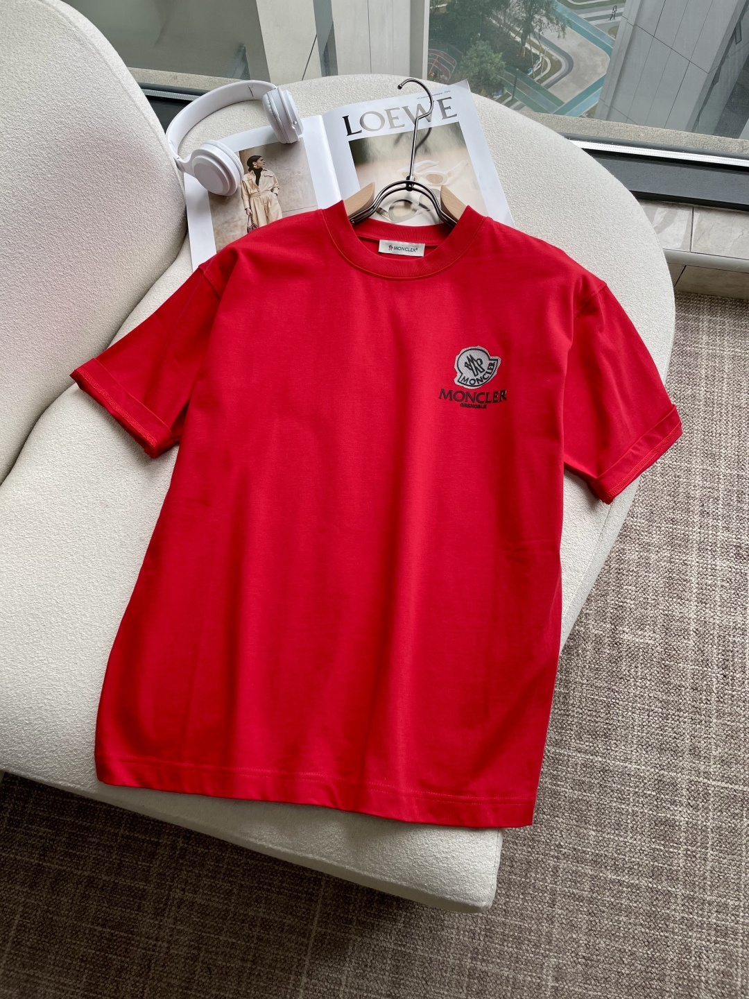 NO:661839,Meng Mouth 2026 Spring/Summer Style/Official Website Synchronization. The fabric is made of heavyweight pure cotton combed cotton fabric, OS loose version, and the upper body shape is super correct!  Versatile for everyday use, a wardrobe essential!  Size S-3XL (the version is too large) Size/Part S M L  30,,Moncler, 19860909蒙口 2026春夏款/官网同步 面料采用重磅纯棉精梳棉面料,OS宽松版型,上身版型超正！日常百搭,衣橱必备单品！ 尺码 S-3XL（版型偏大） 码数/部位S M L XL 2XL 3XL 肩宽 52 54 56 57 59 60 衣长70 72.75.78.82.85. 胸围 54 56.58.60.62.64. 袖长24 26 27 28 29 30,,Moncler, ,Men's clothing