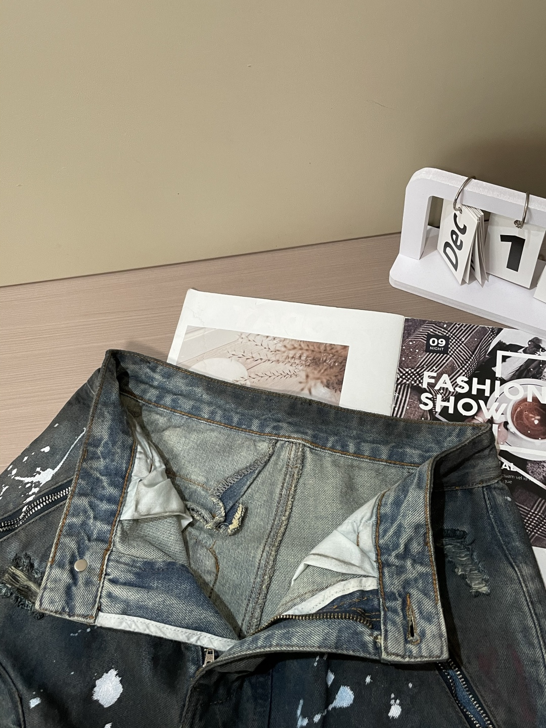 Balenciaga巴黎世家做旧破洞工装牛仔长裤✅ 面料：高密重磅丹宁牛仔面料，经做旧水洗+手工泼墨工艺